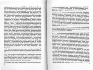 da LouctVtJ ou no Ntuclm~,uo da CIí/'Úca, senio do poder. Ora, ~
nho perfeita consciência de nio ter praticamente usado a palavra e de
não ter tido este campo de análise à minha disposição. Posso dizer
que certamente houve uma incapacidade que estava sem dúvida lila-
da *situaç10 polftica em que nos ach.harDos. Nio vejo quem - na
direita ou na esquerda - poderia ter colocado este problema do p0-
der. Pela direita, estava somente colocado em termos de constituição,
de soberania, etc., portanto em termos jurfdicos; e, pelo marxismo,
em termos de aparelho do Estado. Ninguém se preocupava com a
forma como ele se exercia concretamente e em detalbe, com sua
especificidade, suas técnicas e suas táticas. Comentava-se em denun-
ciá-lo no "outro", no adversário, de uma maneira ao mesmo tempo
polêmica e Ilobal: o poder no socialismo soviético era chamado por
seus adversários de totalitarismo; no capitalismo ocidental, era de-
nunciado pelos marxistas como dominação de classe; mas a mecAni-
ca do poder nunca era analisada. S6 se pôde começar a fazer este tra-
balho depois de 1968, isto é, a partir das lutas cotidianas e realizadas
na base com aqueles que tinham que se debater nas malhas mais fi-
nas da rede do poder. Foi ai que apareceu a concretude do poder e ao
mesmo tempo a fecundidade posslvel destas análises do poder, que
tinham como objetivo dar conta destas coisas que até então tinham
ficado! margem do campo da análise polftica. Para dizer as coisas
mais simplesmente: o internamento psiquiátrico, a normalizaçlo
mental dos individuas, as instituições penais têm, sem duvida, uma
importAnaa muito limitada se se procura somente sua sianificaçio
econômica. Em contrapartida. no funcionamento leral das engrena-
gens do poder, eles são sem duvida essenciais. Enquanto se colocava
a questão do poder subordinando-o 1 instAncia econômica e ao siste-
ma de interesse que garantia, se dava pouca importância a estes
problemas.
A.F.: Seri que um certo marxismo e uma certa fenomenoloaia nlo
constituiriam um obstl:culo objetivo à formulação desta problem'ti-
ca?
M.F.: Sim, é posslvel, na medida em que é verdade que as pessoas de
minha leração foram alimentadas, quando estudantes, por estas
duas formas de anAlise: uma que remetia ao sujeito constituinte e a
outra Que remetia ao econômico em última instAneia: .l ideologia e ao
JOIo das superestruturas e das infra-eltruturas.
A.F.: Sempre neste quadro metodológico, como vod situaria entio a
6
bordalem geneal6gica? Qual é sua necessidad~ como question~­
a ento das condições de possibilidade, das modahdades e da constl-
~içào dos "objetos" e dos domínios que voct tem analisado?
M .F.: Queria ver como estes problenl:a5 d~ constituiçio podiam ser
resolvidos no interior de uma trama hlst6nca, e~ ~ez de re'.'l~~los ~
um sujeito constituinte. ~ preciso se livrar do sUJeJt~ constituinte. h-
vrar-se do pr6prio sujeito. isto ~. chesar a um~ an~hse qu~ possa dar
conta da constituição do sujeito na trama hlSt~nca: E Isto que eu
chamaria de genealolia, isto é. unl:a forma de hlst6na.que dê c~nta
da constituição dos sa~res, dos dlscunos. dos domlmos de objeto,
etc.• sem ter que se referir a um sujeito, seja ele tr~nsccnde~te co.m re-
lação ao campo de acontecimentos, seja persegUindo sua Identidade
vazia ao longo da hist6ria.
A F '- A (enomenologia marxisU, um certo marxismo. representaram
ce~t~'mente um obstáculo; há dois conceitos que hoje continuam a ser
um obstáculo: ideologia e repressão.
M.F.: A noção de ideologia me parece dificilmente utilizável por tr~
razOes. A primeira ~ que. queira-se ou não. ela est' sempre ~ OPOSI-
ção virtual a a1luma coisa que seria a verdade. Ora~ creio que o
problema não é de se fazer a partilha entre o .que num dlsc~rs~ releva
da cientificidade e da verdade e o que relevana de outra colsa,.mas.de
ver historicamente como se produzem efeitos de verdade no Intenor
de'discursos que não são em si nem verdadeiros nem fal~os. Segun-
do inconveniente: refere-se necessariamente a alguma COIsa como o
sujeito. Enfim, a ideologia est' em posiçio secu.ndária com relação a
alJuma coisa que deve funcionar para ela como lDfra-eltrutur~ ou de--
terminação econômica, material, etc. Por estu tlÜ razões CTC10 que é
uma noção que nio deve ser utilizada sem. precauÇÕC5.
A noç1o de repressi.o por sua vez é mau perfida; em todo caso,
tive mais dificuldade em me livrar dela na medida em que parece se
adaptar bem a uma série de fenômenos que dizem ~ito aos efei.tos
do poder. Quando escrevi a História da Loucu~ Usei. pelo menos Im-
plicitamente, esta noção de repressio. A~rcdlto que entAo. supunha
uma espécie de loucura viva, volúvel e ~nsl~ qu~ a mecAftlca do p0-
der tinha conseguido reprimir e redUZIr ao sJl~nClo. Ora, me parece
que a noção de repressão é totalmente inadequada para dar conta do
que existe justamente de produtor no poder. Quando se define o.
efeitos do poder pela repressio, tem-se uma concepçio puramente
1
 