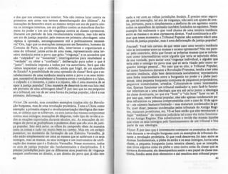 e dos que nos ameaçam no interior. Nós nio iremos lutar contra OI
primeiros sem antes nos termos desembaraçado dos últimos". As
execuções de Setembro eram ao mesmo tempo um ato de guerra con-
tra os inimigos internos, um ato polltico contra u manobras dos ho--
mens no poder e um ato de vingança contra as classes opressoras.
Durante um perfodo de luta revolucionAria violenta, isso nl0 seria
um ato de justiça popular, pelo menos em primeira abordagem: uma
réplica à opressio, estrategicamente útil e politicamente necesst-
ria? Ora, logo que as execuções começaram em Setembro, homens da
Comuna de Paris, ou próximos dela, intervieram e organizaram a
cena do tribunal: juizes atr4$ de uma mesa, representando uma ter-
ceira instAncia entre o povo que grita " vingança" e os acusados que
são "culpado," ou "inocentes"; interrogatórios para estabelecer a
"verdade" ou obter a "confissão"; deliberação para saber o que 6
"justo"; instAncia imposta a todos por via autoritária. SerA que nio
vemos reaparecer aqui o embriAo, ainda que frAgil, de um aparelho
de Estado? A possibilidade de uma opressão de classe? Será que o es-
tabelecimento de uma instAncia neutra entre o povo e os seus inimi-
gos, susceptfvel de estabelecer a fronteira entre o verdadeiro e o falso,
o culpado e o inocente, o justo e o injusto, não é uma maneira de se
opor à justiça popular'? Uma maneira de desarmá-Ia em sua luta real
em proveito de uma arbitragem ideal? e. por isso que eu me pergunto
se o tribunal, em vez de ser uma forma dajustiça popular, não 6 a sua
primeira deformação.
Victor. De acordo, mas considere exemplos tirados não da Revolu-
ção burguesa, mas de uma revoluçio proletAria. Tome a China como
exemplo: a primeira etapa é a revolucionarizaçào ideológica das mas.
su, as aldeias que se sublevam. os atos justos du massas camponesas
contra seus inimigos: execuÇÔCI de dbpotas, todo tipo de revide a to--
das as exações suportadas durante séculos, etc. As execuções de ini-
migos do povo se multiplicam e podemos dizer que são atos de justi-
ça popular. Isto iStã certo: os olhos do camponês vêem de maneira
justa a, coisa, e tudo vai muito bem no campo Mu em um estáaio
posterior, no momento da formação de um Exército Vermelho, jA
não estão simplesmente em cena as massas que se sublevam e os seus
inimigos. mas as massas, os seus inimigos e um instrumento de unifi-
cação das massas que é o Exército Vermelho. Nesse momento, todos
os atos de justiça popular são fundamentados e disciplinados. E 6
preciso jurisdições para que os diferentes atos posslveis de vingança
estejam conformes ao direito, a um direito do povo que já não tem
40
nada a ver com as velhas jurisdições feudais. E preciso estar squro
de que tal exccuçào, tal ato de vingança, nlo serA um ajuste de con-
tas, portanto, pura e simplesmente a desforra de um egolsmo contra
todos os aparelhos de oprcssio também fundados no elolsmo. NClte
exemplo há realmente o que voct chama de uma terceira instAncia
entre as massas e os seus opressores diretos. Voct continuaria a afir-
mar que nesse momento o Tribunal Popular nlo somente nlo 6 uma
forma de justiça popular, mas 6 uma deformaçlo da justiça popular'?
Foucault: Voe! tem certeza de que neste caso uma terceira instlneia
veio se intrometer entre as massas e os seUl opressores? Nlo me pare--
ce: pelo oontr'rio. diria que foram as próprias ~assas que se coloca-
ram como intermediárias entre algu6m que tena se separado delas,
de sua vontade, para saciar uma·vin,ança individual, e alau6m que
teria sido o inimigo do povo mas que só seria visado .pelo outro en-
quanto inimigo pessoal... No caso que eu cito, o Tribu~al Popular,
tal como funcionou durante a Revoluçlo Francesa, tendia a ser uma
terceira instAncia. aliAs bem determinada socialmente; representava
uma linha intermediária entre a burguesia no poder e a plebe parj-
siense, uma pequena burguesia composta de pequenos pr~prictAri~s,
pequenos Comerciantes, artesios. Colocaram-se como IRtermed~i­
rios fizeram funcionar um tribunal mediador e, para faz~-Io funcm-
nar 'referiram-se a uma ideologia que era at6 certo ponto a ideologia
da classe dominante, ao que era "bom" e "nlo bom" fazer ou ser. 2
por isso que, neste tribunal popular, eles nio apenas condenaram pa-
dres refrat'rios ou pessoas comprometidas com o caso de 10 de agos-
to _ em número bastante limitado - mas mataram condenados li ga-
lés. quer dizer. pessoas condenadas pelos tribunais do Anti,o Regi-
me, malafilm prostitutas, etc. Vê-sc bem entlo que eI~"tetomar~m o
lugar " mediano" da instânciajudiciiria tal ~omo ela tlOha funCIona-
do no Antigo Regime. Eles substitulram o revide das massas àqueles
que eram 0$ seus inimigos pelo funcionamento de um tribunal e boa
parte de sua ideologia.
Vlrtor E por is.so q~ 6 interessante comparar 05 exemplos de tribu-
nais durante a revoluçio burguesa com os exemplos de tribunais du-
rante a tevoluçào proletária. O que voct descreveu foi isso: entre u
ma~sas fundamentais, a plebe de entio e OI seus inimi,os, havia uma
classe, a pequena burguesia (uma terceira cla.ue), que se interpôs.
que tirou alguma coisa da plebe e uma outra coisa da ~Iaue que se
tornava dominante; ela desempenhou assim o seu papel de clauc me-
-diana, fundiu estes dois elementos e daJ reaultou este tribunal popu-
41
 
