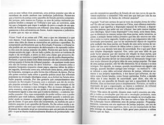 com os seus velhos ritos ancestrais, uma prática popular que não se
reconhece de modo nenhum nas instâncias judiciárias. Parece-me
que a história da justiça como aparelho de Estado permite compreen-
der porque, pelo menos na França, os atos de justiça realmente po-
pulares tendem a escapar ao Tribunal e por que, ao contrário, cada
vez que a burguesia quis impor à sedição do povo a coaçio de um apa-
relho de Estado, se instaurou um tribunal: uma mesa, um presidente,
assessorcs e dois adversários em frente. Assim reaparece o judiciário.
I: assim que eu vejo as coisas.
Victor: Você vê as coisas até 1789, mas o 'que me interessa é o que
vem depois. Você descreveu o nascimento de uma idéia de classe e
como essa idéia de classe se materializa em práticas e aparelhos. Eu
compreendo perfeitamente que na Revolução Francesa o tribunal te--
nha podido ser um instrumento de deformação e de repressão indire--
ta dos ato~ ~e jus~iça popular da plebe. Parece-me que havia várias
classes sOCiais em jogo - de um lado a plebe, do outro os traidores di.
nação e da revolução, e entre os dois uma classe que procurou de--
sempenhar ao máximo o papel histórico que ela podia desempenhar.
Portanto, o que eu posso tirar deste exemplo não são conclusões defi-
nitivas quanto à forma do tribunal popular - de qualquer modo para
nós não há formas aciIlla do devir histórico - mas somente como a
pequena. burgues~a enquanto classe pegou algumas idéias da plebe e
em segUida, dominada como era, sobretudo nesta época, pelas idéias
da burguesia, esmagou-as pela forma dos tribunais da época. Oal eu
não posso concluir nada sobre a questão prática atual dos tribunais
populares na revolução ideológica atual, ou aforUor; na futura revo-.
lução popular armada. Por isso gostaria que comparássemos esse
exemplo da Revolução Francesa com o exemplo que dei da revolu-
çã~ popular armada na China. Você me dizia: nesse exemplo só há
dOIs termos: as massas e seus inimigos. Mas as massas delegam, de
certa maneir~, ul1& Pinte do seu poder a um elemento que estA pro-
fundamente ligado a elas mas que é todavia distinto - o exército ver-
~el.h? ~opular. Ora! ~a composição do poder militar com o poder
judlclár.1O que você indiCOU, ta!11bé'.'l aparece quando o exército p0-
pular ajuda as massas a organizar Julgamentos regulares dos inimi-
gos de classe. O que para mim não surpreende, na medida em que o
exército popular é um aparelho de Estado. Eu lhe coloco então a se-
guinte questão: não serA que v~ estA sonhando com a possibilidade
de passar da opressão atual ao comunismo sem um perfodo de transi-
ção - o que se chama tradicionalmente ditadura do proletariado - em
44
que são necessários aparelhos de Estado de um tipo novo; de que de--
vemos explicitar o conteúdo? Não scrá isso que está por trás da sua
recusa sistemática da forma do tribunal popular?
Foucault: Você tem certeza de que se trata da simples forma do tribu-
nal'? Eu não sei como isso acontece na China, mas olhemos meticulo-
samente o que significa a disposição espacial do tribunal, a disposi-
ção das pessoas que estão em um tribunal. Isso pelo menos implica
uma ideologia. Qual é essa disposição'? Uma mesa; atrás dessa mesa,
que os distancia ao mesmo tempo das duas partes. estão terceiros, os
juizes; a posição destes indica primeiro que eles são neutros em rela-
ção a uma e a outra; segundo, implica que o seu julgamento não é de--
terminado previamente, que vai ser estabelecido depois do inquérito
pela audição das duas partes, em função de uma certa norma de ver-
dade e de um certo número de idéias sobre o justo e o injusto; e, ter·
ceiro, que a sua decisão terá peso de autoridade. Eis o que quer dizer
esta simples disposição espacial. Ora, creio que essa idéia de que
pode haver penoas que são neutras em relaçAo As duas partes, que
podem julgá-Ias em função de idéias de justiça com valor absoluto e
que as suas decisões devem ser executadas vai demasiado longe e pa-
rece muito distante da própria idéia de umajwtiça popular. No çUO
de uma justiça popular, nAo há tres elementos; há as massas e os seus
inimigos. Em seguida, as massas, quando reconhecem em al&uém um
inimigo. quando decidem castigar esse inimigo - ou reeducá-lo - nAo
se referem a uma idéia universal abstrata de justiça, referem-se so-
m~nte à sua própria experiência, à dos danos que sofreram, da ma-
nelTa como foram lesadas, como foram oprimidas. Enfim, a decido
delas não é uma decisão de autoridade, quer dizer, elas nAo se
apó.iam em um aparelho de Estado que tem a capacidade de impor
~eclSõeS. Elas as executam pura e simplesmente. Portanto, eu tenho a
Impressão de que a organização, ao menos a ocidental, do tribunal
não deve estar presente na prética da justiça popular.
Yiclor: Não estou de acordo. Quanto mais você é concreto em rela-
çio.a todas as revoluções que vão até a revolução proletária, mait
voce se torna completamente abstrato em relação às revoluções mo-
derna~, incluindo as ocidentais. Por isso eu volto a falar da França.
Na Liberação houve diferentes atos de justiça popular. Propoaita.
?a~ente, tomemos um ato equfvoco de justiça popular, um ato de
JU$tIÇ~ popular real mas equivoco, isto é, um ato manipulado de rato
pelo. I"'mlgo de classe; tiremos a liçl0 geral para precisar a critica
-teónca que eu faço.
45
 
