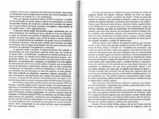 margens, estava sob a soberania do prMl d~s ma,cIuuuú. Mu bula.
va ultrapassar essas m~rgens para se estar IOb outra jurisdiçlo, a do
lugar-tenente de poliCia ou a do parlamento.
Ora•.na segunda metade do século XVIII, se colocou o proble-
ma da unlficaçio do poder urbano. Sentiu-K neceuidade, ao menos
nas grandes cidades, de constituir a cidade como unidade, de orpni-
zar o corpo urbano de modo coerente, hom08eneo, dependendo de
um poder único e bem regulamentado.
E illO ~r v'riu razõ:e'. Em primeiro luaar, certamente, por ra.
zões econômicas. Na medida em que a cidade se torna um importaD.
te lugar de mercado que unifica as relaÇÕes comerciais, nlo Jimplc:l-
n:-ente a nível de uma regiio, mas a nfvel da naçio e mesmo interna-
cI~nal: a r:nultiplicidade de jurisdição e de poder torna-se intoler'vel.
A Industna nascente, o fato de que a cidade nio é somente um lua"
de f!1ercado, mas um lugar de produçãd, faz com que se recorra a me-
caRlsmos de regulaçio homogancos e coerentes.
A segunda razio é polltica. O desenvolvimento das cidades o
aparecimento de uma população oper4ria pobre que vai tomar.~
no.século ~IX, o proletariado, aumentar4 as tensões pollticas no in:
tenor da clda~e. As relações entre diferentes pequenos grupos _ cor.
~orações, OnCIOS, et~. -, que se opunham uns aos outros, mas se equi-
libravam e te neutraliz.a~, começam a te simplirlC8l' em uma CIp6cie
de afr,ontame.nto entre nco e pobre, plebe e burgub, que se manifesta
atraves de agitações e sublevações urbanas cada vez mais numerosas
e freqüentes. As chamadas revoltas de subsistancia, o fato de que, em
um mo~ento de alta de ~rcços ou baixa de salários, os mais pobres,
nio mais podendo se alimentar, saqueiam celeiros, mercado., d~
cas e entrepostos, sio fenômenos que, mesmo nio sendo inteiramen-
te novos, no século XVlfI,ganham intensidade cada vez maior e con.
duzirio às grandes revoltas contemporAneu da Revolução Francesa.
De maneira esquem4tica pode-se dizer que até o século XVII, na
Eur~pa, o grande peEgo social vinha do campo, Os camponeses pau-
pérnmos~ no r:nomento de más colheitas ou dos impostos, empunha-
vam a fOice e Iam atacar os castelos ou as cidades. As revoltas do sé-
culo XVII foram revoltas camponesas. As revoltas urbanas nelas de
iDcJ~íam. No final do século XVIII, ao contr'rio, as revoltaS campo-
nesas entram em regressão, acalmam-se em conseqOancia da eleva.
ção do nível de vida dos camponeses e a revolta urbana torna-se cada
v~ mais freqOente c~m a formação de uma plebe em vias de se prole-
tamar. Dal a neceSSidade de um poder polltico capaz de esquadri-
nhar esta população urbana.
86
l:: então que aparece e se desenvolve uma atividade de medo, de
angústia diante da cidade. Cabanis, filósofo do final do século
XVIII , dizia, por exemplo, a respeito da cidade: "Todas as vezes que
homens se reúnem, seus costumes se alteram; todas as vezes que se
reúnem em lugares fechados, se alteram seus COItumes e sua saúde".
Nasce o que chamarei medo urbano, medo da cidade, angústia dian-
te da cidade que vai se caracterizar por vários elementos: medo das
oficinas e fábricas que estio se construindo, do amontoamento da p0-
pulação, das casas altas demais, da população numerosa demais; me-
do, também, das epidemias urbanas, dos cemitérios que se tornam
cada vez mais numerosos e invadem pouco a pouco a cidade; medo
dos esgotos, das caves sobre as quais são construldas as casas que es-
tão sempre correndo o perigo de desmoronar.
Tem-se, assim, certo número de pequenos pânicos que atraves-
saram a vida urbana das grandes cidades do século XVIII, especial-
mente de Paris. Darei o exemplo do "Cemitério dos Inocentes" que
existia no centro de Paris, onde eram jogados, uns sobre os outros,os
cadáveres das pessoas que não eram bastante ricas ou not4veis para
merecer ou poder pagar um túmulo individual. O amontoamento no
interior do cemitério era tal que os cadáveres se empilhavam acima
do muro do claustro e calam do lado de fora. Em torno do clawtro,
onde tinham sido construldas casas, a pressão devido ao amontoa-
mento de cadáveres foi tio grande que as casas desmoronaram e os
esqueletos se espalharam em suas ca~s provocando pânico e tal·
v~ mesmo doenças. Em todo caso, no espfrito das peuoas da época, a
infecção causada pelo cemitério era tão forte que, segundo elas, por
causa da proximidade dos mortos, o leite talhava imediatamente, a 4-
gua apodrecia, etc. Este pânico urbano é característico deste cuida-
do, desta inquietude polltico-sanit4ria que se forma à medida em que
se desenvolve o tecido urbano.
Para dominar esses fenômenos médicos e pollticos que inquie-
tam tào fortemente a população das cidades, particularmente a bur-
guesia, que medidas serào tomadas?
Intervém um curioso mecanismo que se podia esperar, mas que
não entra no esquema habitual dos historiadores da medicina. Qual
foi a reação da classe burguesa que, sem exercer o poder, detido pelas
autoridades tradicionais, o reivindicava? Ela lançou mio de um mo-
delo de intervenção muito bem estabelecido mas raramente utilizado.
Trata-se do modelo médico e polltico da quarentena.
Desde o fim da Idade Média, existia, nio só na França mas em
todos os países da Europa, um regulamento de urgancia, como se
87
 