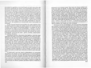 1,".10 ce:ntr..1OU perifénca e um nível macro ou micro que talvez nlo
'I:J" multo ..propnada por utilizar uma terminologia metafórica e es·
TUC...I Que nlo parece dar conta da novidade que a análise contém. O
Que: ela visa c a distinguir as grandes transformaçôcs do sistema esta·
1..1. as mudanças de regime polítiCO ao !lível dos mecanismos gerais e
dos efeitos de conjunto e a mecânica de poder que se expande por
loda .. sociedade. assumindo as formas mais regionais e concretas.
Inestlndo em InstltUlçócs. tomando corpo em tecnicas de domina-
çào. Poder este que Intervém materialmente. atingindo a realidade
mais concreta dos indivíduos - o seu corpo - e que se situa ao nível
do própno corpo social. e nào acima dele. penetràndo na vida coti-
diana e por ISSO podendo ser caracterizado como micro-poder ou·
sub-poder.
O Que ~oucault chamou de microfisica do poder signif.ca tanto
um deslocamento do espaço da análise quanto do nível em que esta
se efetua. Dois aspeçtos intimamente ligados. na medida em que a
consideração do poder em suas eJttremldades. a atenção a suas for-
mas locaiS. a seus ultimos lineamentos tem como correlato a investi-
gaçào dos procedimentos tccnicos de poder que realizam um contro-
le detalhado. minucioso do corpo - gestos. atitudes. comportamen-
tos. hãbltos. discursos.
Realidades distintas. mecanismos heterogêneos. esses dois tipos
específicos de poder se arllculam e obedecem a um sistema de subor·
dinação que niio pode ser traçado sem que se leve em consideraçio a
situação concreta e o tipo singular de intervenção. O importante é
que as análises indicaram claramente que os poderes periféricos e
moleculares não foram confiscados e absorvidos pelo aparelho de
Estado. Nio sào necessariamente criados pelo Estado, nem. se nasce-
ram fora dele. foram inevitavelmente reduzidos a uma forma ou ma-
nifestação do aparelho central. Os poderes se ClI:erccm em níveis va-
riados e em pontos diferentes da rede social e neste complexo os mi-
cro-poderes existem integrjM!os ou não ao Estado. distinçio que nio
parece. até então. ter Sido muito relevante ou decisiva para suas an'-
liscs.
O Importante é que essa relativa independência ou autonomia
da penferia com relação ao centro significa que as transformações ao
nível capilar. minusculo, do poder não estio necessariamente ligadas
às mudanças ocorridas no imbito do Estado. Isso pode acontecer ou
nà0, e: não pode $Cr postulado aprioflStlcamente. Sem duvida, Fou-
cault salientou a importância da Revolução Francesa na criaçio ou
transformação de saberes e poderes que dizem respeito à medicina, ,
XII
pSiquiatria ou ao sistema penal. Mas nunca ~ez dessas anáhses con-
cretas uma regra de método. A razão é que o aparelho de Estado é
um Instrumento específico de um sistema de poderes que nio se en-
contra unicamente nele localizado, mas o ultrapassa e c?mplemen,ta.
O que me parece. inclusive, apon~ar para uma consc:qQencla polftlca
contida em suas análises, que, evuitntemente, nio tem apenas como
objetivo dissecar, esquadrinhar teoricament~ as relações de ~er,
mas servir como um instrumento de luta, articulado com outros inS-
trumentos contra essas mesmas relações de poder. E que nem o con-
trole nem'a destruição do aparelho de Estado. como muitas vezes se
pen~ _ embora, talvez cada vez menos - é su~ciente par.. fazer d~a­
parecer ou para transformar, em suas caracteTlstlcas fundamentais. a
rede de poderes que impera em uma sociedade.. .. _
Do ponto de vista metodológico, uma das pTlnClp~ls precauçoes
de Foucault foi justamente procurar dar conta deste ,nlv~1 molecular
de exercicio do poder sem partir do centro para a peTlfeTla. do macro
para o micro. Tipo de análise que ele própri? chamou de descenden-
te, no sentido em que deduziria o poder partindo d.o Es!ado e proc.u-
rando ver até onde ele se prolonga nos escalôcs mais baiXOS da SOCle-
dade, penetra e se reproduz em seus elementos mais atomizados. E
verdade que livros como Vigiar t ~nir e A Vonladt dt Salwr, c~mo
também entrevistas, artigos ou cursos deste período, não renetLram
eKplicitamente sobre o Estado c ~us .aparelhos. ~omo fizeram .com
relação à questão dos poderes mais diretamente.h~a~os aos objetos
de suas pesquisas. Não se tratava, porém, de minimizar o papel do
Estado nas relaçõc: de poder existentes em determinada socledad~. O
que se pretendi.. era se insurgir contra a idéi~ de ~ue o Estado sefla o
órgão central c unico de poder, ou de que a Inegavel rede de poderes
das SOCiedades modernas sena uma extensão dos efeitos do Estado,
um Simples prolongamento ou uma simples dlfusio de seu modo .de
ação, o que seria destruir a especifiCidade d~s. poderes q~e a anál~se
pretendia focalizar. Dai a necessidade de utilizar uma d,morrn, LO·
verSlI: partir da especificidade da questão colocada. que para a ge-
nealogia que ele tem realizado e a dos rQccan.lsmos e tecnlas infinite-
Simais de poder que estão intimamente relaCionados c~m a produção
de determinados saberes _ sobre o criminoso. a sexuahdade. a doen-
ça, a loucura, etc. - e analisar como esses mlcro-poderes, que pos-
suem tecnologia e história especificas, se relacionam coro o ni~eI
maiS geral do poder constituldo pelo aparelho de Estado. A análise
ascendente que Foucau/t não s6 propõc, mas realiza, estuda o poder
não como uma dominaçio global e centralizada que se plUrallla $f:
XIII
 