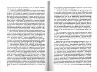 organização de um serviço autoritário, não de cuidados médicos,
mas de controle médico da população.
Trata·se dos sistemas de health servicr, de health olficrrs que c0-
meçaram na Inglaterra em 1875 e eram, mais ou menos, mil no final
do século XIX. Tinham por função: 19) Controle da vacinação, obri-
gando 05 diferentes elementos da população a se vacinarem. 29) Or-
ganização do registro das epidemias e doenças capazes de se torna-
rem epidêmicas, obrigando as pessoas à declaração de doenças peri-
gosas. 39) Localização de lugares insalubres e eventual destruição
desses focos de insalubridade. O health service é o segundo elemento
que prolonga a Lei dos pobres. Enquanto a Letdos pobres comporta-
va um serviço médico destinado ao pobre enquanto tal, o health ser-
vice tem como caracteristicas não só atingir igualmente, toda a p0.-
pulação, como também, ser constituído por médicos que dispensam
cuidados médicos que não são individuais, mas tem por objeto a p0.-
pulação em geral, as medidas preventivas a serem tomadas e, como
na medicina urbana francesa, as coisas, os locais, o espaço social, etc.
Ora, quando se observa como efetivamente funcionou o health
service vê-se que era um modo de completar, ao nfvel coletivo, os
mesmos controles garantidos pela Lei dos pobres. A intervenção nos
locais insalubres, as verificações de vacina, os registros de doenças ti-
nham de fato por objetivo o controle das classes mais pobres.
E esta a razão pela qual o controle médico inglês, garantido pe-
los health officers suscitou, desde sua criação, uma série de reações
violentas da população, de resistência popular, de pequenas insurrei-
ções anti-m~icas na Inglaterra da 2' metade do século XIX.
Essas resistências médicas foram indicadas por Mckeown em
uma série de artigos na revista Public Law, em 1967. Creio que seria
interessante analisar, não somente na Inglaterra, mas em diversos
países do mundo, como essa medicina, organizada em forma de con-
trole da população pobre, suscitou resistências. t, por exemplo, cu-
rioso constatar que os-grupos de dissidência religiosa, tão numerosos
nos países anglo-sa:<ões, de religião protestante, tinham essencial-
mente por objetivo, nos séculos XVII e XVIIJ, lutar contra a religião
de Estado e a intervenção do Estado em matéria religiosa. Ora, o que
reaparece, no século XIX, são grupos de dissidência religiosa, de di·
ferentes formas, em diversos paises, que têm agora por objetivo lutar
contra a medicalização, reivindicar o direito das pessoas não passa·
rem pela medicina oficial, o direito sobre seu próprio corpo, o direito
de viver, de estar doente, de se curar e morrer como qu.iserem. Esse
desejo de escapar da medicalizaçio autoritária é um dos temu que
96
marcaram vários grupos aparentemente religiosos, com vida intensa
no final do século XIX e ainda hoje.
Nos países católicos a coisa foi diferente. Que significado tem a
peregrinação de Lourdes, desde O final do século XIX até hoje, para
os milhões de peregrinos pobres que ai vão todos os anos, senão uma
espécie de resistência difusa à medicalização autoritária de seus cor-
pos e doenças? Em lugar de ver nessas práticas religiosas um fenôme-
no residual de crenças arcaicas ainda não desaparecidas, não serão
elas uma forma atual de lúta poUtica contra a medicalização autori-
tária, a socialização da medicina, o controle médico que se abate es·
sencialmente sobre a população pobre; não serão essas lutas que rea-
parecem nessas formas aparentemente arcaicas, mesmo se seus in...
trumentos são antigos, tradicionais e supõem um sistema de crenças
mais ou menos abandonadas? O vigor dessas práticas, ainda atuais, t
ser uma reação contra essa social medicine. medicina dos p'obres, me-
dicina a serviço de uma classe, de que a medicina social inglesa é um
exemplo.
De maneira geral, pode-se dizer que, diferentemente da mediei·
na urbana francesa e da medicina de Estado da Alemanha do século
XVIII, aparece, no século XIX c sobretudo na Inglaterra, uma medi-
cina que é essencialmente um controle da saúde e do corpo das clas-
ses mais pobres para torná-Ias mais aptas ao trabalho e menos peri·
gosas às classes mais ricas.
Essa fórmula da medicina social inglesa foi a que teve futuro, di-
ferentemente da medicina urbana c sobretudo da medicina de Estado.
O sistema inglês de Simon e seus succssores possibilitou, por um la-
do, ligar trés coisas: assistência médica ao pobre, controle de saúde
da força de trabalho e esquadrinhamento geral da sa~de pública, per.
mitindo às classes mais ricas se protegerem dos perig9s gerais. E, por
outro Ia,do, a medicina social inglesa, esta é sua originalidade, permi-
tiu a realização de três sistemas médicos superpostos c coexistentes;
uma medicina assistencial destinada aos mais pobres, uma medieina
administrativa encarregada de problemas gerais como a vacinação,
as epid~mias, etc., e uma medicina privada que beneficiava quem ti-
nha meios para pagá·la. Enquanto o sistema alemão da medicina de
Estado era pouco flexível e a medicina urbana francesa era um proje-
to geral de controle sem instrumento preciso de poder, o sistema in·
glés possibilitava a organização de uma medicina com faces e formu
de poder diferentes segundo se tratasse da medicina assistencial ad.
ministrativa e privada, setores bem delimitados que permitiram: du·
97
 