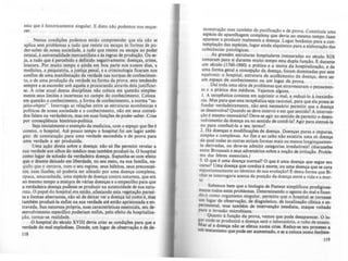 esta que é historicamente singular. E disto nio podemos nos esque.
cc..
Nestas condições podemos então compreender que ela nio se
aplica sem problemas a tudo que resiste ou escapa 1s formu de po-
der.saber de nossa sociedade, a tudo que resiste ou escapa ao poder
estatal, à universalidade mercantilista e 1s regras de produçio. Ou se-
ja, a tudo que é percebido e definido negativamente: doenças, crime,
loucura. Por muito tempo e ainda em boa parte nos nossos dias, a
medicina, a psiquiatria, a justiça penal, e a criminologia ficaram nos
confins de uma manifestação da verdade nas normas de conhecimen·
to, e de uma produçào da verdade na forma da prova: esta tendendo
sempre a se esçonder sob aquela e procurando através dela justificar·
se. A crise atual destas disciplinas nio coloca em questão simples·
mente seus limites e incertezas no campo do conhecimento. Coloca
em questão o conhecimento, a forma de conhecimento, a norma "su-
jeila.objeto". Interroga as relações entre as estruturas econômicas e
políticas de nossa sociedade e o conhecimento, nio em seus conteú·
dos falsos ou verdadeiros, mas em suas funções de poder-saber. Crise
por conseqOência hist6riccrpolltica.
Seja inicialmente o exempio da medicina, com o espaço que lhe é
conexo, o hospital. Até pouco tempo o hospital foi um lugar amb!·
guo: de constatação para uma verdade CICOndida e de prova para
uma verdade a ser produzida.
Uma açào direta sobre a doença: nio só lhe permitir revelar a
sua verdade aos olhos do médico mas também produzi·la. O hospital
como lugar de eclosio da verdadeira doença. Supunha·se com efeito
que o doente deixado em liberdade, no seu mao, na sua familia, na·
quilo que o cerc:ava, com o seu regime, seus hábitos, seus preconcei·
los, suas ilusões, só poderia ser afetado por uma doença complexa,
opaca, emaranhada, uma espécie de doença contra natureza, que erl
ao mesmo tempo a mistura de várias doenças e o empecilho para que
a verdadeira doença pulesse se produzir na autcncidade de sua natu·
reza. O papel do bospitaJ era cotio, afastando esta vegetaçio parui-
ta c formas aberrantes, nio só dc daxar vcr a doença tal como é, mu
também produzi·la cnfim na sua vcrdade até cntio aprisionada e eo·
travada. Sua natureza própria, suas caracterfsticas essenciais, seu de.
senvolvimento especifico poderiam enfim, pelo efeito da hospitaliza-
çio, 10maHe realidade.
O hospital do século XVIII devia criar as condições para que a
verdade do maJ explodiuc. Donde, um lusar de obscrvaçio e de de-
118
mo~s~ração mas também de purificaçio e de proVI. Constitula uma
espeae de aparelh.agem complexa que devia ao mesmo tempo fuer
aparece~ e produZi! ~calmente ~ doença. Lugar botAnico para a con.
templ_a~o das es~es, lugar alOda alqulmico para a elaboraçio das
substanClas patológicas.
As grandes estruturas hospitalares instauradas no século XIX
toma~am para si durante muito tempo esta dupla função. E durante
um scculo (17W.1860) a prática e a teoria da hospitalização, e de
um~ forma geral ~ concepção da doença, foram dominadas por este
eqUIVOCO: o hospital, estrutura de acolhimento da doença deve ser
um espaço de conhecimento ou um lugar de prova. '
Daí t.~a uma série.de prob~emas que atravessaram o pensamen.
to e a pratica dos médiCOS. Vejamos alguns.
I: A terapêUlica consiste em suprimir o mal, a reduzi-lo' inexistên-
cia. Mas para q~e esta terapêutica seja racional, para que ela possa se
fundar verdadeiramente, não será necessário permitir que a doença
se desenvolva? Quando se deve intervir e em que sentido? A interven.
ção é mesmo necessária'! Deve-se agir no sentido de permitir o dcsen.
volvimento da doença ou no sentido de contê·la? Agir para atenuá-Ia
ou para conduzi-la a seu termo?
2: Há doenças e modificações de doença. Doenças puras e impuras,
Simples e complexas. Ao fim e ao cabo não existiria uma SÓ doença
da qu~l todas as outras seriam formas mais ou menos longinquamen.
te. denvadas, ou deve-se admitir catcgorias irredutlveis'! (discussões
entre Broussais e seus adversários sobre a noção de irritaçio. Proble-
ma das febres essenciais.)
3. O que é uma doença normal'! O que é uma doença que segue seu
curso'! Uma doença que conduz à morte, ou uma doença que se cura
espontaneamente ao t~rmino de lua evoluçio'! .E desta forma que Di.
chat se interrogava acerca da posiçio da doença entre a vida e a mor.
'e.
Sabemos bem que a biologia de Pasteur simplificou prodigiosa.
mente todos estes problemas. Determinando o agente do mal e fluo-
da.o como organi!mo sinaular. permitiu que o hospital se tomUle
um.lugar de observação, de diagnóstico, de localizaçio cllnica e u.
penme~tal, mas tambim de intervençJo imediata, ataque voltado
para a IRvasão microbiana.
Quanto à função da prova, vemos que pode desaparecer. O lu.
1;r onde se produzirá a doença ser' o laboratório, o tubo de ensaio.
IS ai a doença nio se efetua numa crise. Reduz-se seu proceuo a
um mecanismo que pode ser aumentado, e se a coloca como fenbme-
119
 