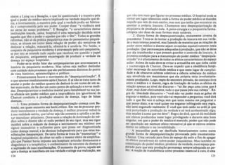 nheim a Laing ou a Basaglia. o que foi questionado é a maneira pela
qual o poder do médico estava implicado na verdade d~quilo que.di-
zia. e inversamente, a maneira pela qual a verdade podia ser fabrica-
da e comprometida pelo seu poder. Cooper disse: "a violência estA
no cerne do nosso problema". E Basaglia: "a característica destas
instituições (escola. usina. hospital) é uma separação decidida entre
aqueles que tem o poder e aqueles que não o têm". Todas as grandes
reformas, não só da prática psiquiátrica mas do pensamento p.siquiA-
trico. se situam em torno desta relação de poder; são tentativas de
deslocar a relação. mascará-I•• eliminá-Ia e anulá-Ia. No fundo, o
conjunto da psiquiatria moderna é atravessado pela anti-psiquiatria,
se por isto se entende tudo aquilo que recoloca em questlo o papel
do psiquiatra, antigamente encarregado de produzir a verdade da
doença no espaço hospitalar.
Poder-se-ia então falar das antipsiquiatrias que atravessaram a
história da psiquiatria moderna. Mas talvez seja melhor deslindar
com cuidado dois processos que slo perfeitamente distintos do ponto
de vista histórico, epistemológico e polftico.
Primeiramente houve o movimento de "despsiquiatrização". J::
o que aparece imediatamente após Charcot. E aí nio se trata tanto de
anular o poder do médico quanto de deslocá-lo em nome de um sa-
ber mais CAato. de lhe dar um outro ponto de aplicação e novas m~di­
das. Despsiquiatrizar a medicina mental par. restabelecer nasuaJus-
ta eficácia um poder médico que a imprudência (ou ignorAncia) de
Charcot conduziu à produção abusiva de doença, logo de falsas
doenças.
I. Uma primeira forma de despsiquiatrização começa com Sa-
binski. em quem encontra seu herói critico. Em vez de procurar pro-
duzir teatralmente a verdade da doença, é melhor prlXurar reduzi-Ia
ã sua realidade estrita, que talvez seja tão somente a aptidlo ase dei-
xar teatralizar: pitiatismo. Doravante a relação de dominaçlo do mi-
dico sobre o doente nio só nada perderá de seu rigor, mas seu rigor
incidirá sobre a rtduÇão da doença a estritamente seu mlnimo: aos
signos nec:essári05 e suficentCl para que possa ser diagnosticada
como doença mental, e às técnicas indispensáveis para que estas ma-
nifestações desapareçam. De: certa forma se trata de "pasteurizar" o
hospital psiquiitrico, de obter no asilo o mesmo efeito de simplifica-
ção que Pasteur havia imposto aos hOlpitail: articular diretamente o
diagnóstico e a tera~utica, o conhecimento da natureza da doença e
a supressio de suas manifestaÇÕCl. O momen~o da prova•.aquele em
que a doença se manifesta em sua verdade e aunle sua realtzaçlo, em
124
que não tem mais que figurar no processo médico. O hospital pode se
tornar um lugar silencioso onde a forma do poder médico se mantém
naquilo que tem de mais estrito, mas sem que tenha que encontrar ou
apontar a própria loucura. Chamemos esta despslquiatrizaçlo dc
pSt~u~atna~ de produção nula. A psico-cirurgia e a psiquiatria farma-
colo!ttca $aO duas de suas formas mais notAveis.
2. Outra forma de despstqulatTlzaçio, exat.mentc inversa da
precedente. Trata-se de tornar a produçAo da loucura em sua verda-
de a mais intensa possível, mas fazendo de maneira qUe li relações de:
poder entre médico e doente sejam invCltidas equitativamente nesta
produção. Que permaneçam adequadas i pr~uçio, que nlo se: deixe
por ela transbordar e que possam luardar o controle da loucur• . A
prtmeira condição para a manutenção do poder médico "despsiquia-
trilado" é o afastamento de todos os efeitos caracterlsticos do espaço
asilar. Acima de tudo deve-se evitar a armadilha em qUe tinha caldo
a taumaturgia de Charcot. Deve-se impedir que a obediencia hospi-
talar escarneça da autoridade: médica e que neste IUlar de cumplici-
dade e de obscuros saberCl coletivol • cieneia soberana do médico
~eja envolvida em mecanismos que ela própria teria involuntaria-
mente produzido. Logo. regra do encontro privado. do contrato livre
entre o médico e o doente, resra de limitaçio de todos os efeitos dlll.
relação apenas ao nivel do discurso - "só lhe peço uma coisa que é
diler, mas dizer efetivamente, tudo o que passa pela sua cabeç.... Rc-
gra da liberdade discursiva - "você nio vai poder mais se labar de
enganar o médico, pois você não vai responder a pcrluntal; vod diri
tudo o que lhe vem à cabeça sem que tcnte mesmo me perluntar o
que penso disto. e se você quiser me enJlnar infrinlindo esta rClra,
não serei enganado realmente. t você quc terA caldo no ardil já que:
lerã perturbado a produção da verdade c só terA acréscentado alau:
mas sesSÕC$ à soma que me deve". Rcgra do divA, que só dá realidade
aos efeitos produzidos neste IUlar privilegiado e durante esta hora
s!nlular, em que o poder do médico é tAercido. poder que nio pode
ser apanhado em nenhum efeito retroativo ji que se retirou inteira-
mente no silencio e na invisibilidadc.
A psicanálise pode ser decifrada historicamente como outra
grande forma de despsiquiatrização provocada pelo traumatismo-
Charc~)(. Uma retirada para fora do capaço do uilo a fim de apllar
os eretlos parlldouis do sobre-poder psiquiátrico. Mas também re-
con~tituição do poder médico. produtor de verdade, num espaço pre-
parado para que esta produçào permaneça sempre adequada ao p0-
der. A noção de transferencia como procclSo c:uc:ncial à cura, é uma
115
 