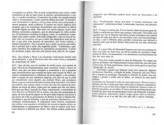 rormações e as utiliza. Nio se pode compreender nada sobre o saber
econômico se não se sabe como se CJlercia, quotidianamente, o p0-
der, e o poder econômico. O CJlerdcio do poder cria perpetuamente
saber e, inversamente, o saber acarreta efeitos de poder. O mandari-
nato universitário é apenas a forma mais visível, mais esclerosada, e
menos perigosa, desta evidência. .e. preciso ser muito ingênuo para
imaginar que é no mandarim universitário que culminam os efeitos
de poder ligado ao saber. Eles estão em outros lugares, muito mais
dirusos, enraizados, perigosos, que no personagem do velho prores-
soro O humanismo moderno se engana, assim, ao estabelecer a sepa-
ração entre saber e poder. Eles estão integrados, e nio se trata de ~
nhar com um momento em que o saber não dependeria mais do p0-
der, o que seria uma maneira de reproduzir, sob forma utópica, o
mesmo humanismo. Não é possivel que o poder se CJlerça sem saber,
não é possível que o saber não engendre poder. "Libertemos a pes;
quisa científica das exigências do capitalismo monopolista" é talvez
um excelente slogan, mas não será jamais nada além de um slogan.
M.l.: Em relação a Marx e ao marxismo v~ parece manter uma
certa distância, o que já lhe havia sido dito como critica a propósito
da Arqueológia do Saber.
M.F.: Sem dúvida, mas há também de minha parte uma espécie de
jogo. Ocorre-me rrequentemente citar conceitos, frases e textos de
Marx, mas sem me sentir obrigado a acrescentar a isto a pequena
peça autentificadora que consiste em fazer uma citação de Marx, em
colocar cuidadosamente a rererência de pé de página, e em acompa-
nhar a citação de uma referência elogiosa, por meio de que se pode
ser considerado como alguém que conhece Marx, que reverencia
Marx e que se verá honrado pelas revistas ditas marxistas. Cito Marx
sem dizê-lo, sem colocar aspas, e como eles não do capazes de ~
nhecer os textos de_Marx, passo por ser aquele que nio cita Marx.
Será que um fisico; quando faz fisica, experimenta a necessidade de
citar Newton ou Einstein' Ele os utiliza. mas nio tem necessidade de
aspas, de nota de pé de: pégina ou de aprovação elogiosa que prove a
que ponto ele é fiel ao pensamento do Mestre. E como os demais fisi-
cos sabem o que rez Einstein, o que ele inventou e demonstrou, o re-
conhecem imediatamente. .e. impouivel fazer história atualmente
sem utilizar uma sequência infindável de conceitos ligados direta ou
indiretamente ao pensamento de Marx e sem se colocar num hori-
zonte descrito e definido por Marx. Em última análise poder-se-ia
142
perguntar que direrença poderia haver entre ser historiador e ser
marxista.
M.L.: Parafraseando Astruc que dizia "o cinema americano este
pleonasmo", podeciamos diur: o historiador marxista, este ple::,nas-
mo.
M..F.: e: ma!s ou menos isto. E é no interior ~te horizonte geral de-
fimdo e codificado por Marx que começa a dlscussio. Oiscussio com
aqueles que .vão se declarar marxista~ porque empregam esta espécie
de ~ra do Jogo que n~o é a do mar~lsmo, mas a da comunistologia,
ou seja, a que é defimda pelos partidos comunistas que indicam a
maneira pela qual se deve utilizar Marx para ser, por eles, declarado
marxista.
M.L.: E o que é feito ~e Nietzsche? Espanto-me com sua presença di-
rusa, mas cada vez maiS rorte, em últi:na análise em oposição à hege-
,monia de Marx, no pensamento e no sentimento contemporâneos de
uns dez anos para cá.
M.F.: Hoje fico mu~o quando se trata de Nietzsche. No tempo em
que era professor, dei frequentemente cursos sobre ele, mas não mais
o faria hoje. Se fosse: pretensioso, daria como titulo geral ao que faço
"genealogia da mora'''.
Nietzsche é aquele que ofereceu como alvo essencial digamos
ao discurso filosófico, a relação de poder. Enquanto que para Marx
era a relação de produção. Nietzsche é o filósoro do poder, mas que
chegou a pensar o poder sem se rechar no interior de uma teoria
política.
A presc:nça de Nietzsche é cada vez mais importante. Mu me cansa a
atenção que lhe é dada para fazer sobre ele os mesmos comentários
que se rez ou que se fará sobre Hegel ou MaUarmé. Quanto a mim, os
autores que gosto, eu os utilizo. O único sinal de reconhecimento que
se pode t~~ para com um pensamento como o de Nictzsche, é precisa-
mente utJhú·lo, deformá-lo, f~lo ranger, Jritar. Que: os comenta-
dores digam se se é ou não fiel, isto nl0 tem o menor interesse:.
Entnvista nalizada por J. J. Brochier.
143
 