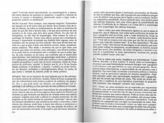 saber1 você não estará reproduzindo, ao arqueologizá-Ia, a separa-
ção entre ciências da natureza (o inquérito, O quadro) e ci~ncias do
homem (o exame, a disciplina), dissolvendo assim o lugar onde a
geografia poderia se estabelecer?
Mich~1 Foucau/t: Para começar, uma resposta empirica. Tentaremos
em seguida ver se há outra coisa por detrás. Se eu fizesse a lista de to-
das as ciências, de todos os conhecimentos, de todos os domlnios do
saber de que não falo e deveria falar. e de que estou próximo de um.
maneira ou de outra, essa lista seria quase infinita. Eu não falo de
bioqulmica, eu não falo de arqueologia. Nem mesmo fiz uma ar-
queologia da história. Tomar uma ci~ncia porque ela é interessante,
porque é importante ou porque sua história teria alguma coisa de
exemplar não me parece um bom método. Sera sem dúvida bom mê--
todo se o que se quer é fazer uma história correta, limpa, conceitual-
mente asséptica. Mas desde o momento em que se quer fazer uma
hist6ria que tenha um sentido, uma utilização, uma eficácia polltica,
s6 se pode fazê-Ia corretamente sob a condição de que se esteja liga-
do, de uma maneira ou de outra, aos combates que se desenrolam
neste domlnio. Dos domfnios cuja genealogia tentei fazer, o primeiro
foi a psiquiatria, porque eu tinha certa prática e certa experiência de
hospital psiquiátrico e senti que ali havia combates. linhas de força,
pontos de confronto, tensões. A hist6ria que fiz. só a fiz em função
desses combates. O problema, o desafio, o pr~mio era poder formu-
lar um discurso verdadeiro e estrategicamente eficaz; ou ainda, de
que modo a verdade da hist6ria pode ter efeito polltico.
Hbadot~: Isso vai ao encontro de uma hipótese que eu lhe submeto:
se existem pontos de confronto, tensões, linhas de força na geografia.
eles são subterrâneos pela própria au"ncia de polêmica em geogra-
fia. Ora. o que pode atrair um filósofo, um epistem6logo. um ar-
queólogo é ser árbitro ou tirar proveito de uma pol~mica ji iniciada.
Mich~1 FoucauJt: ~ v~;dade que a importAneia de uma polêmica pode
atrair. Mal! eu 010 sou de forma alguma dessa espécie de filÓIOfo que
formula ou quer formular um discurso de verdade sobre uma ciência
qualquer. Legislar para toda a ciência é o projeto positivista. Eu me
pergunto se em certas formas de marxismo "renovado" não se caiu
em tentação semelhante, que consistiria em dizer: o marxismo, como
ciência das ci~ncias, pode fazer a teoria das ciências e estabelecer a
separação entre ciência e ideologia. Ora, essa posição de árbitro, de
juiz.. de testemunha universal, é um papel a que me recuso absoluta-
154
mente. pois me parece ligado à instituição universitiria da filosofia
Se !aço as a~á1ises que faço, nã~ é porque hi uma pol~mica que ga.:
tana de arbitrar mas porque estIve ligado a certos combates: medici-
na, p~iqu~atria, penalidade. Nunca pretendi fazer uma história geral
d.as ~lênClas hu~anas, nem uma crftica geral da possibilidade du
CiênCias. O subutulo de As PaJavfQ.f ~ cu Coi.rcu não é a arqueologia
mas uma arqueologia das ci~ncias humanu.
Cabe a vocês, que estão diretamente ligados ao que se passa na
geografia, que se deparam com todos esses confrontos de poder em
~ue a geografia está envolvida, cabe a voc& enfrent'-los, forjar os
IRstrumentos.para este combate. E, no fundo, voc& deveriam me di-
ze~: "Você não se ocupou com esta coisa que não lhe diz muito res-
peito e que voe! não conhece bem". E eu lhes responderia: "Se uma
o~ ~utra "coi~~" (em ter~o~ d~ aborda,em ou de método) que acre-
dItei poder utlhzar na pSiqulatna, na penalidade, na hiSlória natural
pode lhes servir, fico satisfeito. Se forem obrigados a recorrer a ou-
tros ou a transformar os meus instrumentos, mostrem-me porque
também poderei lucrar com isso". '
N.: Você se refere com muita freqO~ncia aos historiadores: Lucien
Febvre, 8raudel, Le Roy Ladurie. E muitas vezes os homenageou.
Acon~ece que esses histori~do~ tentaram dialo,ar com a geografia
e até ,lRstaurar ~ma .geo-hlst6na ou uma antr0po-Ieografia. Havia,
atraves destes hlstonadores, a oportunidade de um encontro com a
geografia. Por outro lado, ao estudar a economia polltica e a história
natural, .você se aproximou bastante do domfnio geogr4fico. Pode-
mos assmala.r ass,im ~ma aproximaçlo constante com a geoaralia,
sem que ela Jam.als ~Ja levada e~ con~a. Nlo existe em minha per_
lunta nem a cxllênCla de uma hipotética arqueoloaia da leo,rafia
nem realmente uma decepçio: somente uma surpresa.
AI F: Tenho um certo escrúpulo em só responder por argumentOl
concretos, mas creio que é preciso também desconfiar dessa vontade
de essencialid~de: ~ você não fala de algo é porque certamente tem
~bSt'cUlos maJOres que iremos eliminar. Pode-se muito bem nlo ra-
~r de ~Igo simplesmente porque não se conhece, 010 porque tenha-
os dIsto um saber inconsciente e portanto inaccessl'o'l:J. Vod me
:~gunta se a geografia tem um lu,ar na arqueologia do saber. Sim,
fi ta~to que se mude a formulação. Achar um IUlar para a geogra-
t~a:na o m~mo que dizer que a arqueolo,ia do saber tem um proje-
recobnmento total e exaustivo de todo. o. domlnios do saber o
•
ISS
 