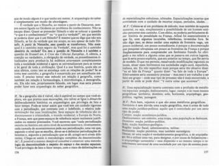 que de modo algum é o que tenho em mente. A arqueologia do saber
é simplesmente um modo de abordagem.
E verdade que a filosofia, ao menos a partir de Descartes, sem-
pre esteve ligada no Ocidente ao problema do conhecimento. Não se
escapa disso. Quem se pretender filósofo e não se colocar a questão
"o que é o conhecimento?" ou "o que é a verdade?", em que sentido
se poderia dizer que é um filósofo? E mesmo que eu diga que não sou
filósofo. se fOf da verdade que me ocupo. eu sou apesar de tudo filó-
sofo. A partir de Nietzsche. essa questão IIC transfonnou. Nio mais;
qual é O caminho mais seguro da Verdade?, mas qual foi o caminho
aleatório da verdade'fEra esta a questio de Nietzsche e é lambán a
questão de Husser! em A Crise das Ciincias Européias. A ciência, a
coerção ao verdadeiro, a obrigação de verdade. os procedimentos ri-
tualizados para produzi-Ia há milênios atravessam completamente
toda a socieda«1,e ocidental e agora se universalizaram para se tornar
a lei geral de toda a civilização. Qual é a sua história, quais são os
seus efeitos, como isso se entrelaça com as relações de poder? Se se
toma esse caminho, a geografia é concernida por um semelhante mé-
todo. ~ preciso tentar esse método em relação à geografia, como
também em relação à farmacologia, à microbiologia, à demografia,
etc. Ela não tem, propriamente falando, um lugar mas seria preciso
poder fazer esta arqueologia do saber geográfico.
H .: Se a geografia não é visível, não é captá'lei no campo que você ex'-
piora, em que pratica suas escavações, isto talvez se ligue à dimarche
deliberadamente histórica ou arqueológica que privilegia de fato o
fator tempo. Pode-se notar assim que você tem um cuidado rigoroso
com a periodização, que contrasta com o indefinido, a relativa inde-
terminação das suas localizaçõcs. Seus espaços de referência são in-
distintamente a cristandade, o mundo ocidental, a Europa do Norte,
a França, sem que~sscs espaços de referência sejam realmente justifi-
cados ou mesmo precisados. Você escreveu que "cada periodização
recorta na história um certo nível de acontecimentos e. inversamente.
cada camada de acontecimentos pede sua periodização, uma vez que,
segundo o nível que se escolha, dever-sc-á delimitar periodizaçõcs di-
ferentes e, segundo a periodização que se dê, atingir-se-á níveis dife-
rentes. Chega-se assim à metodologia complexa da descontinuida-
de". Epossível e mesmo desejável conceber e construir uma metodo-
logia da descontinuidade a r:ospcito do ctpaÇO e das escalas espaciais.
Você privilegia de fato o fator tempo, com o risco de delimitações ou
156
de espacializações nebulosas, nômades. EspacializaÇÕC5 incertas que
contrastam com o cuidado de recortar etapas, períodos. idades.
M.F.: Coloca-se ai um problema de método, mas também de suporte
material, ou seja, simplesmente a possibilidade de um homem sozi-
nho percorrer este caminho. Com efeito, eu poderia perfeitamente di-
zer: história da penalidade na França. Afinal foi essencialmente o
que fiz, com algumas incursões, referências, investidas fora. Se
não digo isso, se deixo oscilar uma especie de fronteira vaga, um
pouco ocidental. um pouco nomadizante, é porque a documentação
que pesquisei ultrapassa um pouco as fronteiras da França e porque
freqüentemente para compreender um fenômeno francês fui obri-
gado a me referir a alguma coisa que se passava em outros lugares,
que lá seria pouco explicita. que era anterior no tempo, que lhe serviu
de modelo. O que me permite. ressalvando modificações regionais ou
locais, situar esses fenômenos nas sociedades anglo-saltá, espanhola,
italiana, etc. Eu não especifico mais pOrque seria tão abusivo dizer:
"eu só falo da França" quanto dizer: "eu falo de toda a Europa".
Efetivamente seria necessário precisar - mas.este é um trabalho a ser
feito em grupo - onde esse tipo de processo não é mais encontrado. a
partir de onde se pode dizer: "é outra coisa que acontece".
H.: Essa espacialização incerta contrasta com a profusão de metáfo-
ras espaciais: posição, deslocamento, lugar, campo; e às vezes mesmo
geográficas: território, domlnio, solo, horizonte, arquipélago, geo-
política, regiões. paisagem.
M.F.: Pois bem, vejamos o que são essas metáforas geográficas.
Território é sem dúvida uma noção geográfica, mas é antes de tudo
~ma noção juridico-politica: aquilo que é controlado por um certo
tIpO de poder.
Campo: noção econômico-jurídica.
Deslocamento: um exército, uma tropa, uma população se deslocam.
Domínio: noção jurídico-polltica.
Solo: noção histórico-geológica
Região: noção fiscal, administrativa, militar.
Horizonte: noção pictórica, mas também estratégica.
Destas, só uma noção é verdadeiramente geográfica. a de arquipéla-
go. Só ~ utilizei uma vez, para designar, e por causa de Soljonitsyne-
o ar~ulpélago carcenário _ essa dispersio e ao mesmo tempo o re-
c.obnmento universal de uma sociedade por um tipo de sistema puni-
tlvo.
157
 