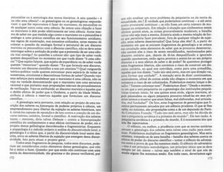 psicanálise ou à semiologia dos textos literários. A esta questão _ é
~u não uma ciência? - as genealogias ou os genealogistas responde-
riam: o que lhe reprovamos é fazer do marxismo, da psicanálise ou
de qualquer outra coisa uma ciência. Se temos uma objeção a fazer
ao marxismo é dele poder efetivamente ser uma ciência. Antes mes-
mo de saber em que medida algo como o marxismo ou a psicanálise é
análogo a uma prática científica em seu funcionamento cotidiano
nas regras de construção, nos conceitos utilizados, antes mesmo d~
colocar a questão da analogia formal e estrutural de um discurso
marxista ou psicanalítico com o dfscurso científico não se deve antes
interrogar sobre a ambição de poder que a-pretensà'o de ser uma ciên-
cia traz consigo? As questões a colocar são: que tipo de saber vod$
querem desqualificar no momento em que vocês dizem "é uma ciên-
cia"? Que sujeito falante, que sujeito de experiência ou de saber vocês
querem "menorizar" quando dizem: "Eu que formulo este discurso,
enu~cio u~ ~iscurs~ científico e sou um cientista'"? Qual vanguarda
teórlco-polltlca voces querem entronizar para separá-la de todas as
numerosas, circulantes e descontínuas formas de saber? Quando vejo
seus esforços para estabelecer que o marxismo é uma ciência não os
vejo na verdade demonstrando que o marxismo tem uma ~trutura
racional e que portanto suas proposições relevam de procedimentos
de verificação. Vejo-os atribuindo ao discurso marxista e àqueles que
o detêm efeitos de poder que o Ocidente, a partir da Idade Média.
atribuiu à ciência e reservou àqueles que formulam um discurso
cientifico.
. A genealogia seria portanto, com relação ao projeto de uma ins-
crição dos saberes na.hierarquia de poderes próprios à ciência, um
empreendimento para libertar da sujeição os saberes históricos, isto
é, torná-los capazes de oposição e de luta contra a coerção de um dis-
curso teórico, unitário. formal e cientifico. A reativação dos saberes
l?Cais - menores, diria talvez Deleuze - contra a hierarquização
c,en.tífica do con~ecimento e seus efeitos intrínsecos de poder, eis o
prOjeto destas genealogias desordenadas e fragmentárias. Enquanto
a arqueologia é o método próprio à análise da discursividade local •
genealogia é a tática que, a partir da discursividade local assim d~­
crita, ativa os saberes libertos da sujeição que emergem desta discur-
sividade. Isto para situar o projeto geral.
. Todos es~es fragmentos de pesquisa, todos estes discursos, pode--
n~m ~r. conSiderados como elementos destas genealogias, que n.io
fUI o UfllCO a fazer. Questão: por que então não continuar com uma
teoria da descontinuidade, tão,graciosa e tão pouco verificável, por
J72
que não analisar um novo problema da psiquiatr!a ou da teoria da
sexualidade, etc.? E verdade que poderlamos continuar - e até certo
ponto procurarei continuar - se não fosse um cert? numero de mu-
dançaS na conjuntura. Em relação à situação que conhecemos nestes
últimos quinze anos, as coisas provavelmente mudaram; a batalha
talvez não seja mais a mesma. Existiria ainda a mesma relação de for-
ça que permitiria fazer prevalecer, fora de qualquer relação de sujei-
ção, estes saberes desenterrados? Que força eles têm? ~, a partir do
momento em que se extraem fragmentos da genealogia e se coloca
em circulação estes elementos de saber que se procurou desenterrar,
não correm eles o risco de serem recodificados, recolonizados pelo
discurso unitário que, depois de tê-los desqualificado e ignorado
quando apareceram, estão agora prontos a anexá-los ao seu próprio
discurso e a seus efeitos de saber e de poder? Se queremos proteger
estes fragmentos libertos, não corremos o risco de construir um dis-
curso unitário, ao qual nos convidam, como para uma armadilha,
aqueles que nos dizem: "tudo isto está certo, mas em que direção vai,
para formar que unidade?". A tentação seria de dizer: continuemos,
acumulemos, afinal de contas ainda não chegou o momento em que
corremos o risco de ser colonizados. Poderíamos mesmo lançar o de--
sano: "Tentem colonizar-nos!" Poderíamos dizer: "Desde o momen-
to em que a anti-psiquiatria ou a genealogia das instituições psiquiá-
tricas tiveram inicio, há uns quinze anos atrás, algum marxista, al-
gum psicanalista ou algum psiquiatra procurou refazê..las em seus pró-
prios termos e mostrar que eram falsas, mal elaboradas, mal articula-
das, mal fundadas?" De fato, estes fragmentos de genealogias que fi-
zemos permanecem cercados por um silêncio prudente. O que se lhes
opõe, no máximo, são proposições como a de um deputado do Parti-
do Comunista Francês: "Tudo isto está certo, mas não há dúvida de
que a psiquiatria soviética é a primeira do mundo". Ele tem razão. A
psiquiatria soviética é a primeira do mundo. E é exatamente isto que
nós lhe reprovamos.
O silêncio, ou melhor, a prudência com que as teorias unitárias
cercam a genealogia dos saberes seria talvez uma razão para conti·
nuar. Poderíamos multiplicar os fragmentos genealógicos. Mas seria
otimista, tratando-se de uma batalha - batalha dos saberes contra os
efeitos de poder do discurso cientifico - tomar o silêncio do adversA-
rio como a prova de que lhe metemos medo. O silêncio do adversário
- este é um principio metodológico, um princfpio tático que se deve
lempre ter em mente _ talvez seja também O sinal de que nós de
modo algum lhe metemos medo. Em todo caso, deverfamos .,ir
173
 