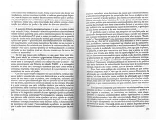 como se não lhe metêssemos medo. Trata-se portanto não de dar um
fundamento teórico continuo e sólido a todas as genealogias disper-
sas. nem de impor uma espécie de coroamento teórico que as lnifica-
ria, mas de precisar ou evidenciar o problema que esti em jogo nes-
ta oposIção, nesta Juta, nesta insurreição dos saberes contra a insti-
tuição e os efeitos de poder e de saber do discurso cientifico.
A questão de todas estas genealogias é: o que é o poder, poder
cuja irrupção. força, dimensào e absurdo apareceram concretamente
nestes últimos quarenta anos, com o desmoronamento do nazismo e
o recuo do estalinismo? O que é o poder ou melhor - pois a questlo
o que é o poder seria uma questão teórica que coroaria o conjunto, o
que eu não quero - quais são, em seus mecanismos, em seus efeitos,
em suas relações, os diversos dispositivos de poder que se exercem a
níveis diferentes da sociedade, em domínios e com extensões tio va-
riados? Creio que a questão poderia ser formulada assim: a anAlise
do poder ou dos poderes pode ser, de uma maneira ou de outra, de-
duzida da economia?
Eis por que coloco este probh:ma e o que quero dizer com lIto.
Não quero abolir as inúmeras e gigantescas diferenças mas, apesar
e através destas diferenças. me parece que existe um ponto em c0-
mum entre a concepção jurídica ou liberal do poder polltico - tal
como encontramos nos filósofos do século XVIII - e a concepçlo
marxista. ou uma certa concepção corrente que passa como sendo a
concepção marxista. Este ponto em comum é o que chamarei o ~
nomicismo na teoria do poder.
Com isto quero dizer o seguinte: no caso da teoria jurídica cliJ.
sica o poder é considerado como um direito de que se seria possuidor
como de um bem e que se poderia, por conseguinte, transferir ou
alienar, total ou parcialmente, por um ato juridico ou um 110 funda-
dor de direito. que seria da ordem da cesli.o ou do contrato. O poder
é o poder concreto que cada individuo detém e que cederia. total ou
parcialmente. pãia constituir um poder polftico, uma soberania pou..
tica. Neste conjunto teórico a que me refiro a constituiçio do poder
polltico se faz segundo o modelo de uma operação juridica que serial
da ordem da troca contratual. Por conseguinte, analogia manireata.
que percorre toda a teoria. entre o poder e os bens. o poder e a rique-
za. No outro caso - concepção marxista geral do poder - nada disto'
evidente; a concepção marxista trata de outra coisa, da funcionalida-
de econômica do poder. Funcionalidade econômica no sentido_
que o poder teria essencialmente como papel manter relações de p~
174
dução e reproduzir uma dominação de classe que o desenvol~imento
c uma modalidade própria da apropriação das forças produtivas tor-
naram possível. O poder político teria neste caso encontrado na ~
nomia sua razão de ser histórica. De modo geral. em um caso temos
um poder político que encontraria no procedimento de troca, na ~
nomia da circulação dos bens o seu modelo form~1 e. ~o outr~. 0.PC;
der político teria na economia sua razio de ser histÓrica, o pnnClplo
de sua forma concreta e do seu funcionamento atual.
O problema que se coloca nas pelquisas de que falo pode ser
analisado da seguinte forma: em primeiro lugar, o poder est' sempre
em posição secundária em rclaçl0 à ec~nomia. ele é ~mpre "finali-
zado" e "funcionalizado" pela eco~omla? Te":, essenClal~ente co,!,o
razão de ser c fim servir a economia. estA dc$tlnado a faze-Ia funClD-
nar. a solidificar. manter e reproduzir as relações que são caracterís-
ticas desta economia e essenciais ao seu funcionamento? Em segundo
lugar. o poder é modelado pela mercadoria. por algo 9ue se possui,
se adquire. se cede por contrato ou por força. qu~ se ahena ou se re-
cupera. que circula, que herd~ esta ou aq~ela reglio?Ou. ao contrA-
rio os instrumentos necessànos para anahsA-lo sio diversos. mesmo
se ~fetivamente as relações de poder estão profundamente intrinca-
das nas e com as relações econômicas e sempre constituem com elas
um feixe? Neste caso, a indissociabilidade da economia c do polltico
não seria da ordem da subordinação funcional nem do isomorfismo
formal. mas de uma outra ordem, que se deveria explicitar.
Para fazer uma análise não econômica do poder, de que instru-
mentos dispomos hoje? Creio que de muito poucos. Dispomos da
afirmação que o poder não se dá. nl0 se troca nem se retoma, mas se
exerce, SÓ existe em ação, como também da afirmação que o poder
nl0 é principalmente manutenção e reprodução das relaÇÕC5 econO-
micas mas acima de tudo uma relação de força. Questlo: se o poder
IC: CJl.e~ce, o que é este exercicio, em que consiste, qual é sua mcdni-
ca?
Uma primeira resposta que se encontra em várias análises atuais
con~it;le em dizer o poder é euencialmente repressivo_O poder é o
que reprime a natureza, os indivlduos, os instintos. uma c1usc.
Quando o discurso contemporAneo define repetidamente o poder
como sendo repressivo. isto nl0 é uma novidade. Hegel foi o primei-
ro a dize-Io; depois, Freud e Reich também o disseram. Em todo ca-
so. ser órgl0 de repressão é no vocabulário atual o qualificativo qua-
se onlrico do poder. Não será. então. que a análise do poder deveria
ler essencialmente uma análise dos mecanismos de repressio?
m
 