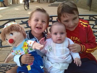 ¡ Domingo! Pampito y yo fuimos a 
jugar con mis primos, Marcos y 
Marta…comimos con ellos y nos lo 
pasamos genial. 
 