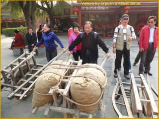 Visitors try to push a wheelbarrow
旅客試推獨輪車

 