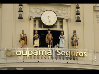 Dicho carillón fue inaugurado en 1993 y -aparte de su reloj, sus 18 campanas y músicas variadas- consta de cinco figuras creadas por el humorista Mingote: el torero Pedro Romero, una maja (vestida), Carlos III, la duquesa de Alba (la de los tiempos de Goya) con su perrito poodle, y Goya. 