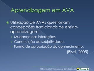AVATecnicamente, um AVA é um sistemacomputacionalimplementadopormeio de umalinguagem de programação, quereúne, num único software (nestecasochamado de plataforma), possibilidades de acesso online aoconteúdo de cursos;Oferece, também, diversosrecursos de comunicação, interação, construção entre ossujeitosparticipantes do ambiente.