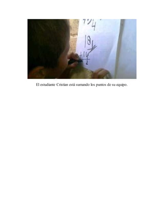 El estudiante Cristian está sumando los puntos de su equipo.
 