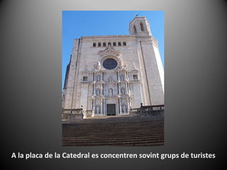 A la placa de la Catedral es concentren sovint grups de turistes
 