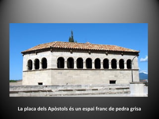 La placa dels Apòstols és un espai franc de pedra grisa
 