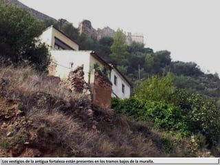 Los vestigios de la antigua fortaleza están presentes en los tramos bajos de la muralla.
 