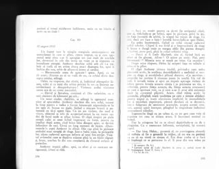 pasiuni ;i totu;i nicidecuir-r indiferent, senin ca r,rn bitrin gi
activ ca un tinir ?
Irrt.r un motiv pentru ca s5-mi fie antipatici ciinii,
,,' ii, riclicindu-se pe brinci, apoi in picioare, privi in jos,
'r l.r(.r irrcrcqiti de scirbi, l;r trupul lui rrrinlit de singe.-Ce
', i, rlrrcii am face o baie ? intrebl intorcindu-se spre Helen.
I :r qedea incremenitS, fixind cu ochii cJscali cadavrr.r!
,'rl'il zclrobit. Chipul ii era livid qi o irnpro;cituri de singe
r ,
l,rr.rsc. o dung5 .lott: _ce^
mergea oblic din^ partea dreapti
, l'.,ri,ici, peste gurI, pinX in c..rllul ochirilur strnq.
Parci ai fi Ladv Nlacbeth, zise ei. ficind inci un
.1,'rt si fie glumeg. Allons 1. O atinse pe r-rmir. Piei, patir
,tr",rcntati l2 Mizeria asta se usuci pe minc. Ca secotinaii.
I )r'cpt orice rispuns, Helen iqi acoperi faga cu miinile si
''l'ui rri in plins.
t) clipi Anthony rlmase imobil, privind-o cum $eder
, l'.',ruiti acolo, in umilinga deznldijduiii a nuditSlii ei stro-
i',t,' .u singe, Ei ascultindu-i plinsul dureros. oCa secotinao ;
,r,'priile lui cuvinte ii rlsunau josnic in urechi. Un val cle
,,il,r ii invadi inima qi apoi un impuls aproape violent cle
rrrlrile pentru femeia aceasta cXreia i se pricinuise un r5u, o
,rl'crinli, pentru t'iinpa aceasta, da, fiinga aceasta omeneasci
,rr eilr€ o ignorase voit, ca $i cum n-ar fi avut altX existenli
,lccir in contextul plicerii. Acum, cind st;tea acolo in
;cnunchi, plingind, toatl tandrelea pe care o simgise altidari
;)cntr!r trupui ei, toati afecliunea implicitl in senzualitigile
i,'r :i niciodatX exprirnat;, piruri deodati ci se descarcrr,
rrrt r'-r'r fulBerare de sentiment acurnulat, asupra acestei crea-
rrri. acestui spirit intrupat, plingind in singuritate ind,iritul
.iscunzStorii miinilor.
Irrgenunche lingi ea. pe saltea qi, tu
^un
gest..care .voia si
e xprime rot ceea ce simlea acurl, ii inconjuri urnirul cu
i rratul.
I)ar la atingerea lui ea se rlsuci depirtindu-se ca de o
;rirrgirire. Cu o tremurare infioratS, nestipiniti, i;i scuturi
r.rpul.
-
Dar bine, Helen... protest; el, cu conrringerea absurdi
li trebuia sI fie _o
gregeal; la miiloc, ci nu era cu pudnt{
r a ex si nu simtd ce simfea el. Era doar vorba si o faci
.,i injeleagi ce se petrecuse in el. li puse din nou mina pe
r Si mergen.r (lb. fr.).
2 Cuvinte spuse de Ladv
'. Shakespeare. Actul V, Scen;r I
3 Un fel de clei.
Cap Xli
3C augtst 19i3
Un fognet tr5or le nringiie nrarginile seuricongtiente aie
somnoienlei in care sc aflar-r, crescu rreptat, ca gi cum zgo-
motul unui obuz s-ar fi aplopiat tor rnai rnult de urcchile
lor, cievenincl in cele din irrma un vuiet ce se imounea cu
brutalitate atenliei. Anthonr- deschise ochii atit .ii i-" trc-
buit si vadi ci un avion zbura exacr deasupra lor, apoi ii
inchise din nou, orbit de albastr-ul intens ai cerului.
-
Blestematele astea cle aparate ! spuse. Apoi, cr-r un
ris scurt : Frumos au si ne r':rdi de sus, c:a ochiuf divin clee-
supr-a raiului, adXugi.
I{elen.nu rispunse,,dar zimbi, ;i, indiritLrl pleoapelor. la-
sate, ochii ei ca iegigi clin olbirc privirii in sus cu licornie ne-
cuviincioasi ;i dezaprobatorrc I Viziunel ircelui viz_irarr.r
ceresc era cle un comic irez.istibil.
- David qi Betsabea, corllinu; el. Din r.refericire. cil c
suti cincizeci de liilometri pe orX...
. Un_sunet ciudat, chelSlSit, se adiugi l:r zgomotul asur-
zitor al aparatului. Anthony deschise din nou-ochii, tocmai
la timp pentru a vedea o forrni intunecati nipustindu-se in
jos spre cl. Scoase un !ip;t, flcind o mi;care
-brusci
gi au-
tomat; ca si-gi apere fala. Cu un goc violent, clar surd ;i
r;is9o9, obiectul se izbi de acoperi;ul-terasir la un metru sail
doi de locul unde s9 afl_au iniin;i. O clipi sirngirii pe piele
stropii calzi..ai unui lichid irnpro;cat cu forgi, p.,rtru c*
imedia.t dupi aceea, _cind briza bitu dinspre apus,
'sa
cler-inj
infioritor de reci. Urrni un lung moment de iicere. oDurn-
nezeule !" qopti Anthony in sfirqit. Din cap pini in picioare
amindoi erau-stropigi de singe. Intr-o baltd^rogie, la picioarele
Ior, zicea cadavrul aproape inform al unui fox-terrier. tuie-
tul avionului care se hepirta scXzuse pini la un biziit rlgu;ir
gi, brusc, urechea fu din nou con$tieniX de cintattrl scri5nit al
greierilor.
Anthonl' respiri adinc. apoi, cu efort gi cu ()arecare ne-
siguranll, izbuti si ridi.
104
Iacbeth in pie,a cu acelagi nLrrre de
10lr
 