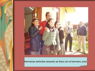 Hermanas señoritas sacando se fotos con el hermano José  