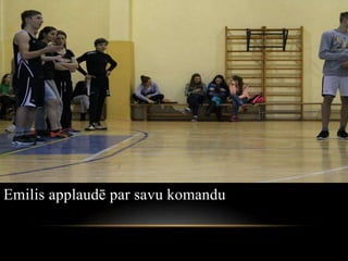 Emilis applaudē par savu komandu
 