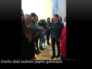 Emilis dala tualetes papīra gabaliņus
 