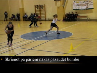 • Skrienot pa pāriem nākas pazaudēt bumbu
 