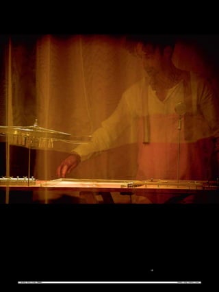 Motofonia — Um Solo Poético para
Todos (dia 14, às 10h30, Pequeno
                                     pensamos num espectáculo para
                                     seis, oito ou até 12 anos, temos de
                                                                           criança não vê, como a ver o filho
                                                                           desfrutar de algo com qualidade.”
                                                                                                                “Não há razão
Auditório, repete às 16h30), mas     ter isso em conta. Mas não implica       Portugal, de entre os cinco       para uma pessoa
não acredita em espectáculos “só”    que façamos um filtro ou um           países que compõem o projecto,
para crianças. “Nem gosto que as     zoom para aquelas idades. Não há      é o que mantém maior ligação         de 65 anos não
crianças estejam delirantes nas
dez filas da frente e, nas detrás,
                                     razão para uma pessoa de 65 anos
                                     não usufruir da Motofonia. Aliás,
                                                                           com as escolas, reservando-lhes
                                                                           os espectáculos do primeiro
                                                                                                                usufruir do
estejam os educadores (que me        qualquer pessoa de qualquer           dia. “Não só pela tradição do        espectáculo
perdoem…) a dormir ou desejosos      idade pode assistir ao Big Bang e     CCB e por ser um público nosso
de se ir embora, ou os pais a ver    sair de lá satisfeita.”               muito importante, mas porque         Motofonia”, diz
mensagens no telemóvel”, diz o
músico à Pública.
                                        Da mesma opinião é a
                                     coordenadora dos serviços
                                                                           queremos contribuir para a
                                                                           música na educação no nosso
                                                                                                                Fernando Mota,
   Mas os códigos são os mesmos?     educativos do CCB: “As propostas      país.” Os outros parceiros são       que abre o Big
“Acredito em espectáculos            têm é de ter qualidade musical. E     Bélgica, França, Hungria e
que incluam várias idades,           os pais divertem-se imenso. Não       Noruega. Juntos apresentaram         Bang
que pensem a criança, claro,         há elementos de ‘criancismo’.         recentemente nova candidatura
porque há referências, códigos,      Quando há várias camadas de           ao financiamento da Comissão
ritmos que aos seis anos não         leitura possível, o adulto tanto      Europeia, por mais cinco anos.
se adquiriram ainda. Quando          se diverte a ver o que uma               Porquê Big Bang? “Porque é c
 