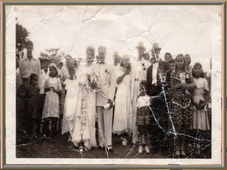 Tiene la tristeza larga,Tiene la tristeza larga,
de tanto venir andando.de tanto venir andando.
 