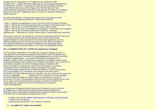la disposition de l'organisation, et d'adaptation aux conditions locale
d'exploitation. L'analyse devra donc déboucher sur les synergies possibles entre
les différentes unités de l'organisation (recherche des économies d'échelle),
la capitalisation des sources d'avantages concurrentiels des uns et des
autres (meilleure organisation/coordination des diverses activités), et l'inventaire
des points forts dont l'organisation peut tirer profit et des points faibles qu'il
faudra améliorer.

De manière plus générale, l'entreprise devra passer par les cinq étapes suivantes
pour construire une démarche marketing à l'international cohérente :

- étape 1 : maîtrise des compétences et savoir-faire liés à son activité (savoir-fabriquer)
- étape 2 : maîtrise des contraintes logistiques liées au commerce international (savoir-livrer)
- étape 3 : maîtrise des circuits de distribution à l'export (savoir-vendre)
- étape 4 : maîtrise des choix de développement stratégique à l'international (savoir-manager)
- étape 5 : maîtrise des contraintes commerciales, financières, techniques,
réglementaires .... inhérentes aux relations commerciales à l'international (savoir marketing)

Ce qui importe avant tout est de maîtriser le processus d'ensemble qui permettra aussi bien
à l'entreprise qui débute son internationalisation qu'à celle qui a plus ou moins
largement dépassé ce stade de prendre les décisions les plus appropriées. Les trois
premières étapes peuvent se mettre en place sans structure export particulière. Il
sera cependant nécessaire qu'une analyse stratégique et des moyens spécifiques
accompagnent les deux dernières étapes. Ce sera l'objet des paragraphes suivants.

III. LA SEGMENTATION DE L'OFFRE (dite segmentation stratégique)

C'est le préalable indispensable à toute démarche d'analyse stratégique. En effet, la
vision générale d'une entreprise se présente le plus souvent comme un ensemble confus
et hétérogène de marchés, de produits, de zones géographiques, d'activités, de divisions,
de filiales, de départements, ... qui se prête difficilement à la réalisation d'un
diagnostic intégré et global. C'est pourquoi la segmentation stratégique, première étape
du processus d'analyse et de formulation de la stratégie d'entreprise, a pour but de mettre
en évidence les domaines d'activités stratégique (DAS) correspondant à des
métiers (ensemble des compétences ou savoir-faire maîtrisés par l'entreprise et
combinés pour servir un marché) pour lesquels elle dispose d'un avantage
concurrentiel (supériorité qui procure un atout valorisable). A l'issue de cette analyse
(voir fiche technique n° 12), l'entreprise sera en mesure d'effectuer, dans le
portefeuille d'activités complémentaires et regroupées, des choix d'allocation de ressources
à partir du "cash flow               " généré par tel ou tel domaine d'activité stratégique,
soit dans le domaine lui-même, soit dans d'autres. Le raisonnement en termes de
portefeuille d'activités, harmonieusement réparties entre les diverses phases de leur cycle
de vie, conduit ainsi à la multiproduction qui permet à l'entreprise de répartir les
risques (sécurité), d'équilibrer la trésorerie (rentabilité), et de préparer
l'avenir (développement)

La segmentation stratégique constitue donc un outil d'analyse et d'aide à la décision
qui s'appuie sur un certain nombre de modèles (le plus souvent présentés sous
forme matricielle), forgés depuis les années 60 par des cabinets conseils, le plus souvent
nord-américains, et qui proposent des approches en termes :

     - d'analyse concurrentielle (Boston Consulting Group, Arthur Doo Little, Mac Kinsey)
     - d'analyse sectorielle (Porter)
     - d'approche guerrière (Ries et Trout, Philoleau et Swiners)

     A - Les modèles de l'analyse concurrentielle
 