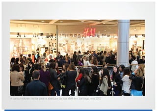 » consumidores na fila para a abertura da loja H&M em Santiago, em 2012.
 