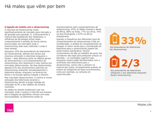 Mobile Life
5
impulsionadores para comportamentos de
showrooming: 87% no Médio Oriente e Norte
de África, 86% na Índia, 77% na China, 75%
na Ásia Emergente, e 67% na África
Subsaariana.
Quando a frequência dos diferentes tipos de
comportamentos de showrooming é tida em
consideração, a análise do comportamento do
shopper in-store revela que a contribuição do
telemóvel para o showrooming poderá ser
ainda menos significativa. Poucos
consumidores se dão ao trabalho de parar nos
corredores das lojas para pesquisar preços ou
opiniões – os resultados sugerem que,
enquanto muitos estão familiarizados com o
contributo dos telemóveis para o
showrooming, outros não o utilizam na
maioria das vezes, principalmente quando se
tratam de categorias de baixo envolvimento,
como por exemplo, as compras do
supermercado.
A ligação do mobile com o showrooming
A natureza do showrooming muda
significativamente de mercado para mercado e
de geração para geração. E, contrariamente à
maioria das expetativas dos retalhistas, a
influência da tecnologia móvel neste
comportamento é sentida de forma menos
pronunciada nos mercados onde o
showrooming está mais instituído e onde é
mais temido.
Enquanto 33% dos possuidores de telemóveis
faz showrooming, apenas dois terços dos
mesmos utilizaram o telemóvel enquanto o
faziam – esta diferença entre os hábitos gerais
de showrooming e os comportamentos de
showrooming com telemóvel é mais notória nos
mercados desenvolvidos. Na Ásia desenvolvida,
apenas 61% dos showroomers aderiram ao
showrooming utilizando simultaneamente o
telemóvel tempo, enquanto na América do
Norte e na Europa apenas metade o fizeram.
Nos mercados desenvolvidos, é notória a menor
utilização dos telemóveis durante o
showrooming devido à longa tradição da
utilização do PC e dos hábitos de compra
inerentes.
Os dados do estudo evidenciam que nos
mercados onde o acesso à Internet era escasso
até à chegada de aparelhos móveis com essa
funcionalidade, os telemóveis serão os
Há males que vêm por bem
dos possuidores de telemóveis
faz showrooming
dos possuidores de telemóveis
utilizaram o seu telemóvel enquanto
faziam showrooming
33%
2/3
 