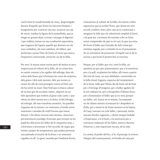 / 326 /
carrer baix la rosada humida de març, desprotegida
davant d’aquells que boten les barreres físiques i
imaginàries per a trencar una mà, arrancar un cap
de ninot, tombar la figura de la mamelluda, que ja
ningú no gosarà alçar i tornar a atorgar-li dignitat,
i que voldria cremar en una combustió espontània
que traguera de l’apatia aquells qui deurien ser els
seus cuidadors, els seus valedors, els fallers, que
preferixen cantar l’èxit de l’estiu al ritme que marca
l’orquestra contractada, sense fer cas de la falla.
Per sort, la massa sense rostre però ab ànima es mou
respectuosa al voltant de la falla, ab un ritme lent
en sentit contrari a les agulles del rellotge, baix els
colors dels llums que il·luminen les cares de sorpresa,
dels grans i dels més menuts, dels qui només es
veuen els ulls de tant protegits contra el fred com
els ha vestit sa mare. Eixe fred que es busca calmar
ab un bon got de xocolate calent, adquirit en un
dels aparadors que trobem al girar cada cantó, i que
oferix un altre aroma nou a la festa, el del refregit...
oli refregit. Ab eixe transfons aromàtic, les parelles
s’agarren de la cintura i es comenten a l’orella entre
somriures i mirades de reüll l’escena que tenen
davant, o bé altres escenes més intimes, observats
pel matrimoni nostàlgic d’ancians que reviuen en les
pupil·les dels joves les falles de fa cinquanta anys, i
s’atrevixen a murmurar a l’oït records, de segur que
íntims i pujats de temperatura, que poden provocar
una palmada al muscle de la dona, i un somriure
orgullós en ell. La gent, envaïda per l’ambient festiu,
s’amuntona al voltant de la falla; els ninots criden
expressius que ja arriba l’hora, que demà tot serà
record, cendres, fum i plor; que ja es començarà a
imaginar la falla que els substituirà omplint el barri,
a la qual ara s’arrimen els turistes a fer-se fotos
sense comprendre de què va tot açò, la que ara mira
de front al faller que l’estudia de dalt a baix per
enèsima vegada, per a retindre-la en el pensament,
ab un sentiment de possessió i d’orgull com si de la
xicona a qui furtà el primer bes es tractara.
Perquè, per al faller que viu i sent la falla, ací
quedarà; ja que, per al pensament, per a la memòria,
per a la pell, es planten les falles; allí viuen a partir
del vint de març, no mai oblidades; convertides en
la falla ritual, foguera, espurna del renaixement
de la festa; falla que l’últim dia de festa val de fons
per a l’entrega d’insígnies, per a ballar agafats de
la mà rodejant-la, per a fotografies d’última hora,
per a homenatjar el faller que ja no està; perquè
un faller, sol, tancat en si mateix, l’acompanye
en els últims minuts acaronant-la i despedint-se
d’ella, per a mirar-la de front mentres es fa balanç
de l’any; tancant un cicle faller, i personal, íntim;
tancant ferides sagnants, i obrint sempre badalls
a l’esperança, a la il·lusió, a la motivació per a
continuar endavant ab les falles, exercici darrere
d’exercici i, més important encara, ab la vida.
La cremà, el poder del foc, el fi, el principi, la tristor,
l’alegria del començament, el brindis ab cava per
 