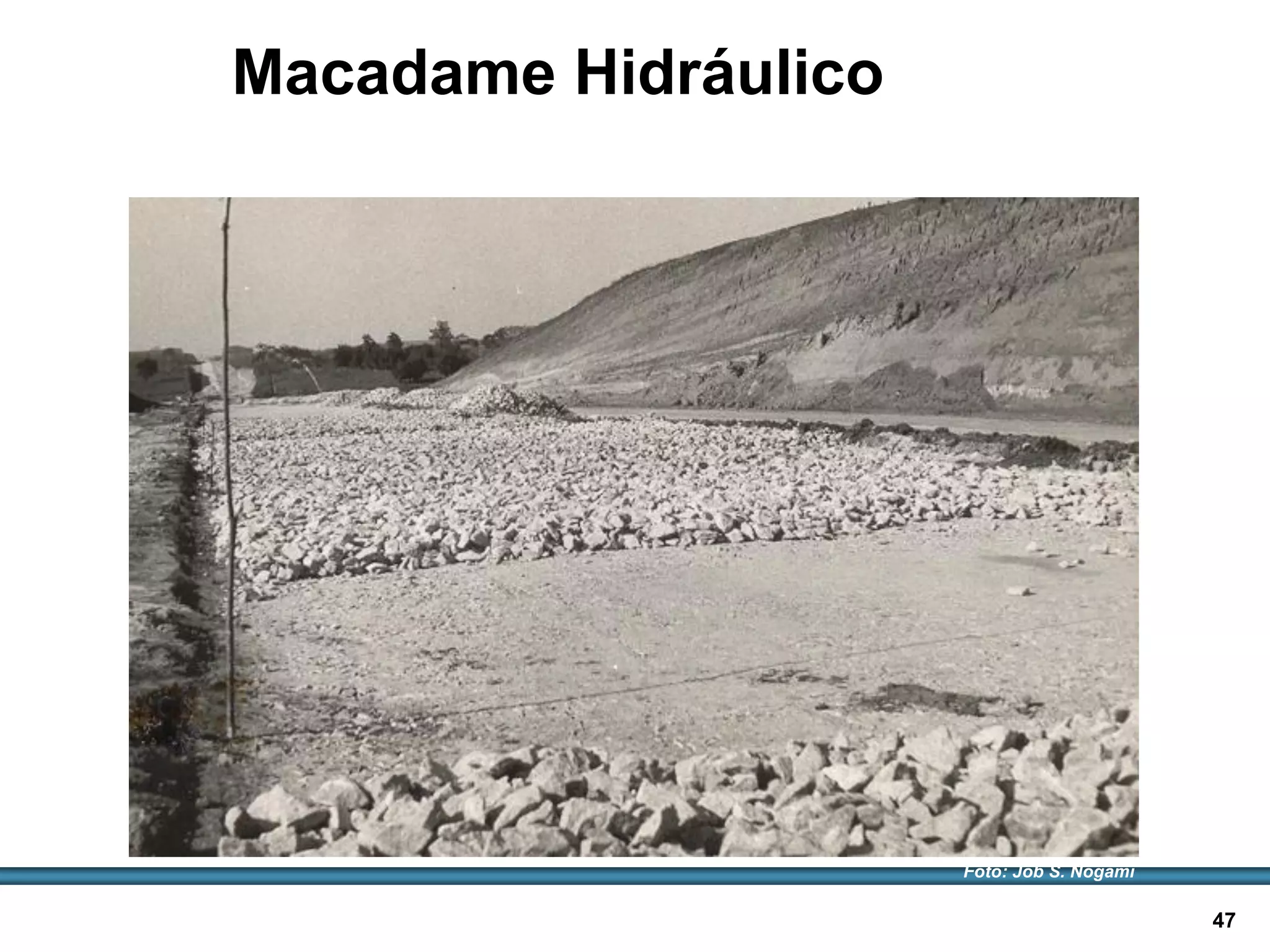 BASES E SUB-BASES / 47
Macadame Hidráulico
Distribuição da primeira camada
Foto: Job S. Nogami
 