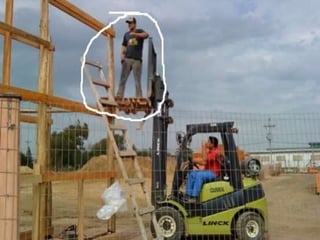 Paulo Luiz - Téc.
OPERAÇÃO DA EMPILHADEIRA
Excepcionalmente, os veículos poderão ser usados para
elevar pessoas para fazer REPAROS e EMERGÊNCIA.
Nunca eleve ninguém sem o uso de uma plataforma fixada
adequadamente aos garfos e ao guarda-carga.
 