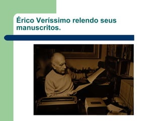 Érico Veríssimo relendo seus manuscritos. 