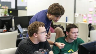 Y a veces programación en trío
 