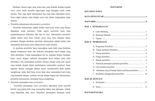 Berbagai macam tugas yang setara atau yang berbeda disajika kepada
siswa siswa boleh memilih tugas-tugas yang dianggap cocok untuk
mereka. Guru juga dapat memutuskan apa yang harus dikerjakan siswa.
Siswa dapat bekerja sama dengan siswa lain dalam mengerjakan tugas
tertentu.
e. Portofolio dokumentasi (documentary portofolio)
Portofolio dokumentasi adalah koleksi hasil kerja siswa yang khusus
digunakan untuk penilaian. Tidak seperti portofolio kerja yang
pengkoleksiannya dilakukan dari hari ke hari, dokumentasi portofolio
adalah seleksi hasil kerja terbaik siswa yang akan diajukan dalam
penilaian. Dengan demikian portofolio dokumentasi adalah koleksi dari
sekumpulan hasil kerja siswa selama kurun waktu tertentu.
Isi penilaian portofolio harus menyajikan suatu bukti yang berkaitan
dengan kompetensi dasar dan indicator pencapaian haisil belajar yang
telah ditentukan. Untuk menunjukkan hal ini, kegiatan belajar mengajar
harus sesuai dengan indicator pencapaian hasil belajar yang telah
ditentukan. Jika kemampuan problem solving sebagai salah satu tujuan
yang hendak dicapai dalam pembelajaran matematika misalnya, tetapi
kegiatan belajar mengajar dikelas hanya memfokuskan pada latihan
menghitung, maka hasil kerja siswa tidak akan menunjukan hasil kerja
yang berkaitan dengan problem solving sebagai bagian dari documentary
portofolio dokumentasi, melainkan hanya menghitung.
f. Portofolio penampilan (show portofolio)
Portofolio penampilan (show fortofolio) digunakan untuk memilih
hal-hal yang paling baik yang menunjukan bahan atau pekerjaan terbaik
yang dihasilkan oleh siswa. Portofolio pertunjukan bertujuan untuk
DAFTAR ISI
HALAMAN JUDUL
KATA PENGANTAR .....................................................................................i
DAFTARISI ....................................................................................................ii
BAB I PENDAHULUAN
A. Latar Belakang ..........................................................................1
B. Rumusan Masalah......................................................................2
C. Tujuan ........................................................................................2
BAB II PEMBAHASAN
A. Pengertian Portofolio .................................................................3
B. Tujuan penilaian portofolio........................................................4
C. Prinsip portofolio .......................................................................4
D. Fungsi portofolio........................................................................5
E. Bentuk portofolio.................................................................. 6
F. Pedoman penerapan penilaian portofolio................................ 7
G. Cara menilai portofolio ........................................................... 8
H. Hambatan yang di hadapi dalam penilaian portofolio............ 9
I. Kelebihan menggunakan portofolio ...................................... 10
BAB III PENUTUP
A. Kesimpula ................................................................................12
B. Saran...................................................................................... 12
DAFTAR PUSTAKA
 