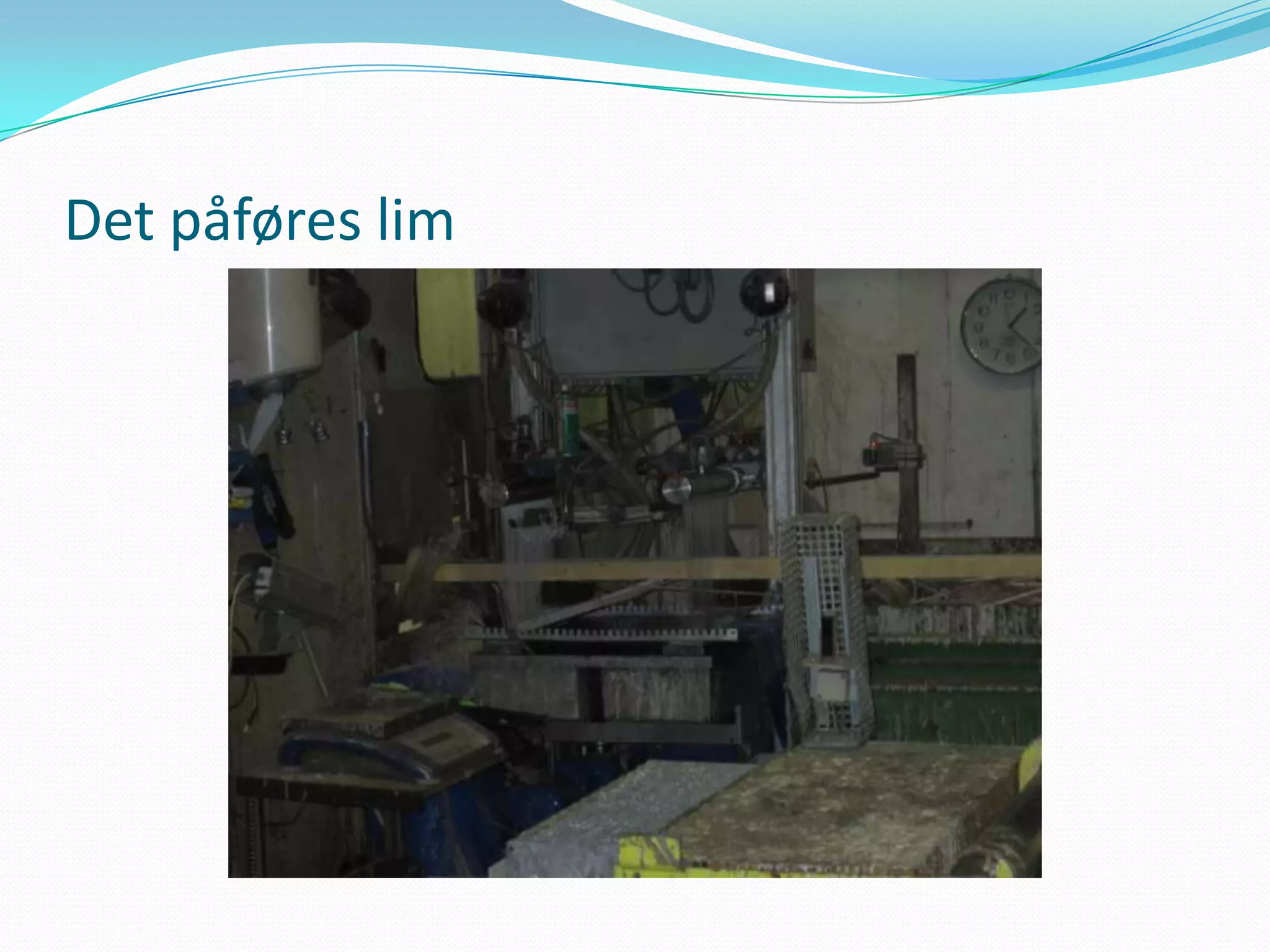Det påføres lim
 