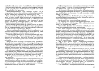 168 169
sepultados en la arena, saldrá a la luz del sol, y otros continentes
y otras metrópolis bajarán al fondo del océano, para que laven sus
aguas la sangre de tantos mártires derramada por la furia salvaje
de los malvados y los ignorantes.
–Este ambiente empieza a oler a tragedia, Osarsip... ¡No te
pongas así, por favor!... Abre la última arquilla y salgamos por fin
de aquí, que me estoy temiendo una momificación en vida.
Esta encerraba las plaquetas de oro que llevaban sobre el
pecho los reyes toltecas, a los que imitaron los Faraones cuyo
advenimiento comenzó a la desaparición de los Kobdas y su Gran
Santuario de Neghadá. Eran setenta y siete plaquetas en las que
estaban grabados los nombres de setenta y siete Reyes Toltecas,
el último de los cuales era Anfión de Orozuma.
En un pequeño libreto de piel de cordero curtida en blanco,
aparecía un escrito de veinte hojas, hecho en signos que a primera
vista no podían ser leídos. Sólo al final aparecía claro esta firma:
un ánade en vuelo y seguidamente, Askersa.
–Esto es sencillamente endiablado –dijo el joven Faraón–, y lo
único que mis ojos ven es que todo aquí es oro de buena ley. ¿Qué
te parece que hagamos con estos valiosos tesoros?
–Dejarlos donde están, que en ninguna parte están más segu-
ros –comentó Osarsip–. Todo es tuyo, puesto que están en tus
dominios, pero como por hoy no los necesitas, creo razonable
dejarlos aquí de donde los puedes tomar cuando creas que te son
necesarios.
“Si algo vale para ti mi pensar y mi sentir, te ruego, Amenhepat,
que nada de esto sea empleado para subvenir gastos de guerras.
Sería ofender la memoria de los santos hombres que los trajeron
a Egipto para librarlos de la profanación de invasores que esta-
blecieron su trono entre las hogueras y la sangre de las víctimas
sacrificadas a sus dioses. ¡Las hordas del bárbaro Aztekalán!
–Te lo juro por mi padre muerto y por tu madre viva que entre
tú y yo quedará para siempre este secreto. Soy un jovenzuelo inex-
perto, y quizá alocado, pero no soy tan miserable y vil que traspase
la voluntad de los inmortales que viven en el Reino de Osiris.
–Te lo agradezco en nombre de ellos, Faraón, y que ellos te
sean propicios.
Encerraron las arquillas donde las habían encontrado y sólo
guardó Osarsip en su bolso de viajero los grabados, para estudiar-
los tranquilamente cuando estuviera en el castillo del Lago Merik,
junto a su madre y sus tres maestros, para quienes el hallazgo
debía significar mucho más que un tesoro material.
–Te he acompañado con gusto en tus correrías por el pasado
–dijo el Faraón–, y creo que es llegado el momento de que hable-
mos del presente, según me lo prometiste al llegar.
– ¡El presente!... Es costoso sacrificio saltar de las altas cumbres
a donde subieron los hombres del pasado, a la cenagosa llanura en
que nos debatimos en el presente. Pero te lo prometí, es verdad,
y estoy a tus órdenes.
–Mi pregunta era ésta: ¿Qué motivo piensas tú que impulsa a
mi madre y a los Ministros para pretender alejarte del país a tan
larga distancia y por tanto tiempo?
Osarsip pensó unos momentos y luego contestó:
–Tú sabes que una hermana de tu madre está casada con el
heredero del soberano de Creta, y que el Rey de Licia, tiene como
yerno a un hermano de tu madre.
–Sí, es verdad. Hace tres años estuvieron a visitarla, y es con-
tinua la correspondencia epistolar que sostienen.
–Bien. Entre la hermana casada con el heredero de Creta, y el
hermano esposo de la heredera de Licia, proyectan un levanta-
miento conjunto para echar por tierra a los viejos soberanos que
tardan demasiado en terminar sus días. Y solicitan de Egipto un
simulacro de invasión bajo un pretexto buscado con habilidad. Con
la oposición tuya no cuentan, porque creerán fácil hacerte callar,
pero cuentan de cierto con la oposición mía y de mi madre, que
aunque renunció al trono y a la corona de Egipto, no ha renunciado
al amor de su pueblo, que a una palabra suya...
– ¡Oh, ya, ya! Y quieren alejarte a larga distancia para tener
libertad de acción... Pues no será, lo juro por Amón-Ra y por todos
los dioses buenos y malos del Universo. –Con un gran golpe de
puño sobre la mesa en que se apoyaba, el joven Faraón refrendó
su juramento–.
“Y tú lo callabas, ¿eh? –añadió suavizando su voz y su actitud.
–Lo callaba hasta el momento en que tu Ministro de Finanzas
me insinuara la conveniencia de exigir a los gobiernos de Creta y
de Licia la explotación de las minas de hierro y de cobre a cambio
de nuestros cereales, según los convenios hechos hace casi tres
años.
– ¡Ahora comprendo muchas otras cosas!... –exclamó pensativo
el Faraón–. ¿Qué fue del viejo capataz de minas que desapareció
con su hijo a su regreso de Creta? ¿Qué se hizo del mensajero
enviado a Licia, que llegó a Menfis una noche y no amaneció en
su casa al día siguiente?... ¿Lo sabes tú, Osarsip?
– ¡Oh, Amenhepat!... Si empiezas a remover así la ciénaga, acaso
 
