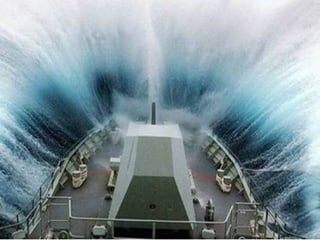 O segundo exato quando a proa de um barco enfrenta uma enorme onda…. 