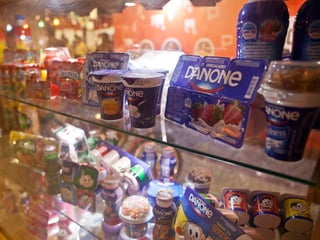Com isso em mente, criamos o Momento Danone: um espaço interativo onde
público podia degustar o produto e relembrar de forma saborosa instantes
marcantes da história do São João de Caruaru.
Para se destacar em meio à multidão presente no evento, a ação aconteceu
dentro de uma réplica gigante do Danone, que logo virou ponto de referência
para o encontro das pessoas na festa.
Na entrada do espaço, o público recebia um sampling do produto para
degustá-lo durante o seu Momento Danone. Nesta área, eles podiam apontar
a embalagem do produto para uma tela de LED e conhecer por meio da
tecnologia de realidade aumentada o portfólio da Danone através de vários
filmes produzidos pela marca.
O evento também contou com uma ação volante da Danone, com promotores
que ficavam circulando com mockups gigantes do Danoninho Cremoso
a ação
 