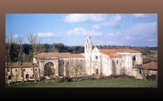 La iglesia monástica románica comenzó a construirse en vida del santo hacia 1152. 
En el siglo XIII se terminaron los ábsi...