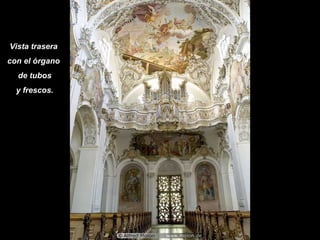 Vista trasera con el órgano de tubos y frescos.