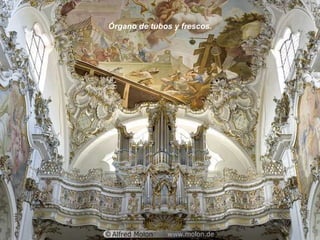 Órgano de tubos y frescos.