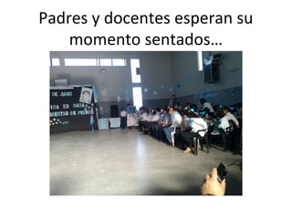 Padres y docentes esperan su
momento sentados…
 