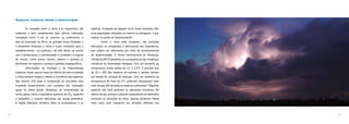Mudanças climáticas afetam a biodiversidade
	 As conexões entre o clima e os organismos são
evidentes e bem estabelecidas pela ciência. Interações
complexas entre o sol, os oceanos, os continentes, o
eixo de inclinação da Terra, as grandes áreas florestais e
a atmosfera modulam o clima e criam condições para o
estabelecimento – ou ausência – da vida. Assim, de acordo
com a temperatura, a luminosidade, a umidade e o regime
de chuvas, entre outros fatores, plantas e animais se
distribuem de maneira a produzir padrões biogeográficos.
	 Informações da Geologia e da Paleontologia
mostram, ainda, que ao longo da história da vida no planeta
o clima sempre mudou e afetou a ocorrência das espécies.
Nos últimos 150 anos, a composição da atmosfera está
mudando drasticamente, com aumento dos chamados
gases do efeito estufa. Mudanças de concentração de
certos gases, como o expressivo aumento de CO2
, aquecem
a atmosfera e causam alterações em escala planetária.
A rápida alteração climática afeta os ecossistemas e as
espécies. Incapazes de adaptar-se às novas condições, têm
suas populações reduzidas ou mesmo se extinguem, o que
implica na perda de biodiversidade4
.
	 Como o clima está mudando, são previstas
alterações na composição e distribuição dos organismos,
que podem ser detectadas por meio de monitoramento
da biodiversidade. O Painel Internacional de Mudanças
Climáticas (IPCC) desenhou as consequências das mudanças
climáticas na diversidade biológica: Com um aumento da
temperatura média global de 1,5 a 2,5ºC, é previsto que
de 20 a 30% das espécies de animais e plantas entrem
em estado de ameaça de extinção. Com um aumento da
temperatura de mais de 4ºC poderiam desaparecer bem
mais do que 40% de todas as espécies conhecidas.5
Algumas
espécies são mais sensíveis às alterações climáticas. No
último século, animais e plantas responderam de diferentes
maneiras às variações do clima: plantas perderam folhas
mais cedo, aves migraram em períodos distintos aos
1312
 