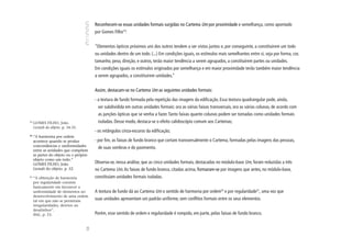 Reconhecem-se essas unidades formais surgidas no Cartema Um por proximidade e semelhança, como apontado
                                         por Gomes Filho19:


                                         “Elementos ópticos próximos uns dos outros tendem a ser vistos juntos e, por conseguinte, a constituírem um todo
                                         ou unidades dentro de um todo. (...) Em condições iguais, os estímulos mais semelhantes entre si, seja por forma, cor,
                                         tamanho, peso, direção, e outros, terão maior tendência a serem agrupados, a constituírem partes ou unidades.
                                         Em condições iguais os estímulos originados por semelhança e em maior proximidade terão também maior tendência
                                         a serem agrupados, a constituírem unidades.”


                                         Assim, destacam-se no Cartema Um as seguintes unidades formais:
                                         - a textura de fundo formada pela repetição das imagens da edificação. Essa textura quadrangular pode, ainda,
                                          ser subdividida em outras unidades formais: ora as várias faixas transversais, ora as várias colunas, de acordo com
                                          as junções ópticas que se venha a fazer. Tanto faixas quanto colunas podem ser tomadas como unidades formais
19
     GOMES FILHO, João.                   isoladas. Desse modo, destaca-se o efeito calidoscópio comum aos Cartemas;
     Gestalt do objeto. p. 34-35.
                                         - os retângulos cinza-escuros da edificação;
20
     “A harmonia por ordem
     acontece quando se produz           - por fim, as faixas de fundo branco que cortam transversalmente o Cartema, formadas pelas imagens das pessoas,
     concordâncias e uniformidades
                                          de suas sombras e do pavimento.
     entre as unidades que compõem
     as partes do objeto ou o próprio
     objeto como um todo.”
     GOMES FILHO, João.                  Observa-se, nessa análise, que as cinco unidades formais, destacadas no módulo-base Um, foram reduzidas a três
     Gestalt do objeto. p. 52.           no Cartema Um. As faixas de fundo branco, citadas acima, formaram-se por imagens que antes, no módulo-base,
21
     “A obtenção de harmonia             constituíam unidades formais isoladas.
     por regularidade consiste
     basicamente em favorecer a
     uniformidade de elementos no        A textura de fundo dá ao Cartema Um o sentido de harmonia por ordem20 e por regularidade21, uma vez que
     desenvolvimento de uma ordem
     tal em que não se permitam
                                         suas unidades apresentam um padrão uniforme, sem conflitos formais entre os seus elementos.
     irregularidades, desvios ou
     desalinhos”.
     Ibid., p. 53.                       Porém, esse sentido de ordem e regularidade é rompido, em parte, pelas faixas de fundo branco.
                                    68
 