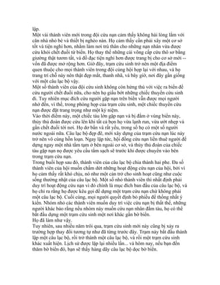 lập.
Một vài thành viên mới trong đội cứu nạn cảm thấy không hài lòng lắm với
căn nhà nhỏ bé và thiết bị nghèo nàn. Họ cảm thấy cần phải xây một cơ sở
tốt và tiện nghi hơn, nhằm làm nơi trú thân cho những nạn nhân vừa được
cứu khỏi chết đuối từ biển. Họ thay thế những cái võng cấp cứu thô sơ bằng
giường thật tươm tất, và đồ đạc tiện nghi hơn được trang bị cho cơ sở mới --
vốn đã được mở rộng hơn. Giờ đây, trạm cứu sinh trở nên một địa điểm
quen thuộc cho mọi thành viên trong đội cùng hội họp lại với nhau, và họ
trang trí chỗ này nên thật đẹp mắt, thanh nhã, và bây giờ, nơi đây gần giống
với một câu lạc bộ vậy.
Một số thành viên của đội cứu sinh không còn hứng thú với việc ra biển để
cứu người chết đuối nữa, cho nên họ giấu bớt những chiếc thuyền cứu sinh
đi. Tuy nhiên mục đích cứu người gặp nạn trên biển vẫn được mọi người
nhớ đến, vì thế, trong phòng họp của trạm cứu sinh, một chiếc thuyền cứu
nạn được đặt trang trọng như một kỷ niệm.
Vào thời điểm này, một chiếc tàu lớn gặp nạn và bị đắm ở vùng biển này,
thủy thủ đoàn được cứu lên khi tất cả bọn họ vừa lạnh run, vừa ướt nhẹp và
gần chết đuối tới nơi. Họ dơ bẩn và rất yếu, trong số họ có một số người
nước ngoài nữa. Câu lạc bộ đẹp đẽ, mới xây dựng của trạm cứu nạn lúc này
trở nên vô cùng hỗn loạn. Ngay lập tức, hội đồng cứu nạn liền thuê người để
dựng ngay một nhà tắm tạm ở bên ngoài cơ sở, và thủy thủ đoàn của chiếc
tàu gặp nạn nọ được yêu cầu tắm sạch sẽ trước khi được chuyển vào bên
trong trạm cứu nạn.
Trong buổi họp sau đó, thành viên của câu lạc bộ chia thành hai phe. Đa số
thành viên của hội muốn chấm dứt những hoạt động cứu nạn của hội, bởi vì
họ cảm thấy rất khó chịu, nó như một cản trở cho sinh hoạt cũng như cuộc
sống thường nhật của câu lạc bộ. Một số nhỏ thành viên thì nhất định phải
duy trì hoạt động cứu nạn vì đó chính là mục đích ban đầu của câu lạc bộ, và
họ chỉ ra rằng họ được kêu gọi để dựng một trạm cứu nạn chứ không phải
một câu lạc bộ. Cuối cùng, mọi người quyết định bỏ phiếu để thống nhất ý
kiến. Nhóm nhỏ các thành viên muốn duy trì việc cứu nạn bị thất thế, những
người khác bảo rằng nếu nhóm này muốn cứu nạn nhân đắm tàu, họ có thể
bắt đầu dựng một trạm cứu sinh một nơi khác gần bờ biển.
Họ đã làm như vậy.
Tuy nhiên, sau nhiều năm trôi qua, trạm cứu sinh mới này cũng bị xảy ra
trường hợp thay đổi tương tự như đã từng trước đây. Trạm này bắt đầu thành
lập một câu lạc bộ, rồi trở thành một câu lạc bộ, và rồi một trạm cứu sinh
khác xuất hiện. Lịch sử được lặp lại nhiều lần... và hôm nay, nếu bạn đến
thăm bờ biển đó, bạn sẽ thấy hàng dãy câu lạc bộ dọc bờ biển.
 