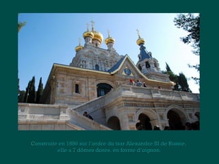 Construite en 1886 sur l’ordre du tsar Alexandre IIIIII ddee RRuussssiiee,, 
eellllee aa 77 ddôômmeess ddoorrééss,, eenn ffoorrmmee dd’’ooiiggnnoonn.. 
 