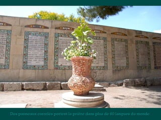 Des panneaux carrelés portent la prière dans plus ddee 6600 llaanngguueess dduu mmoonnddee.. 
 